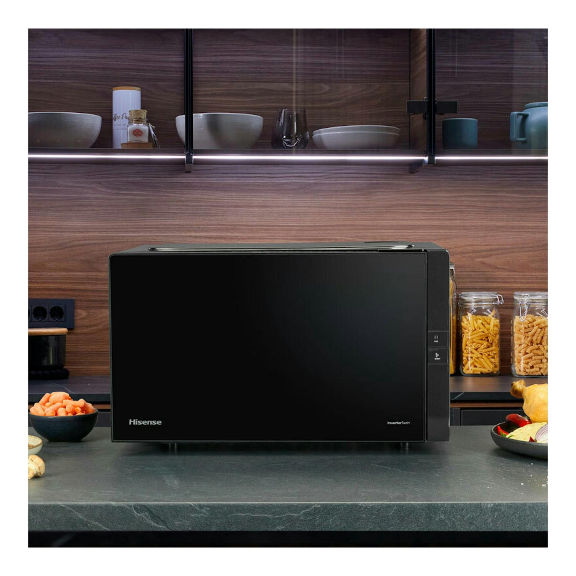 Microondas negro Hisense H25MOBS4HGI, vista frontal, sobre una encimera en cocina.