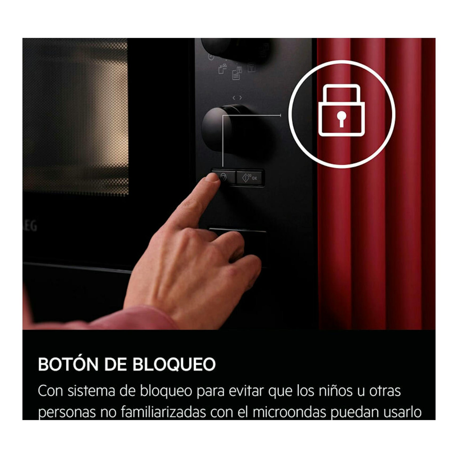 Microondas integrable AEG OS5MG20EB negro, vista frontal parcial, con una mano pulsando el botón de bloqueo.