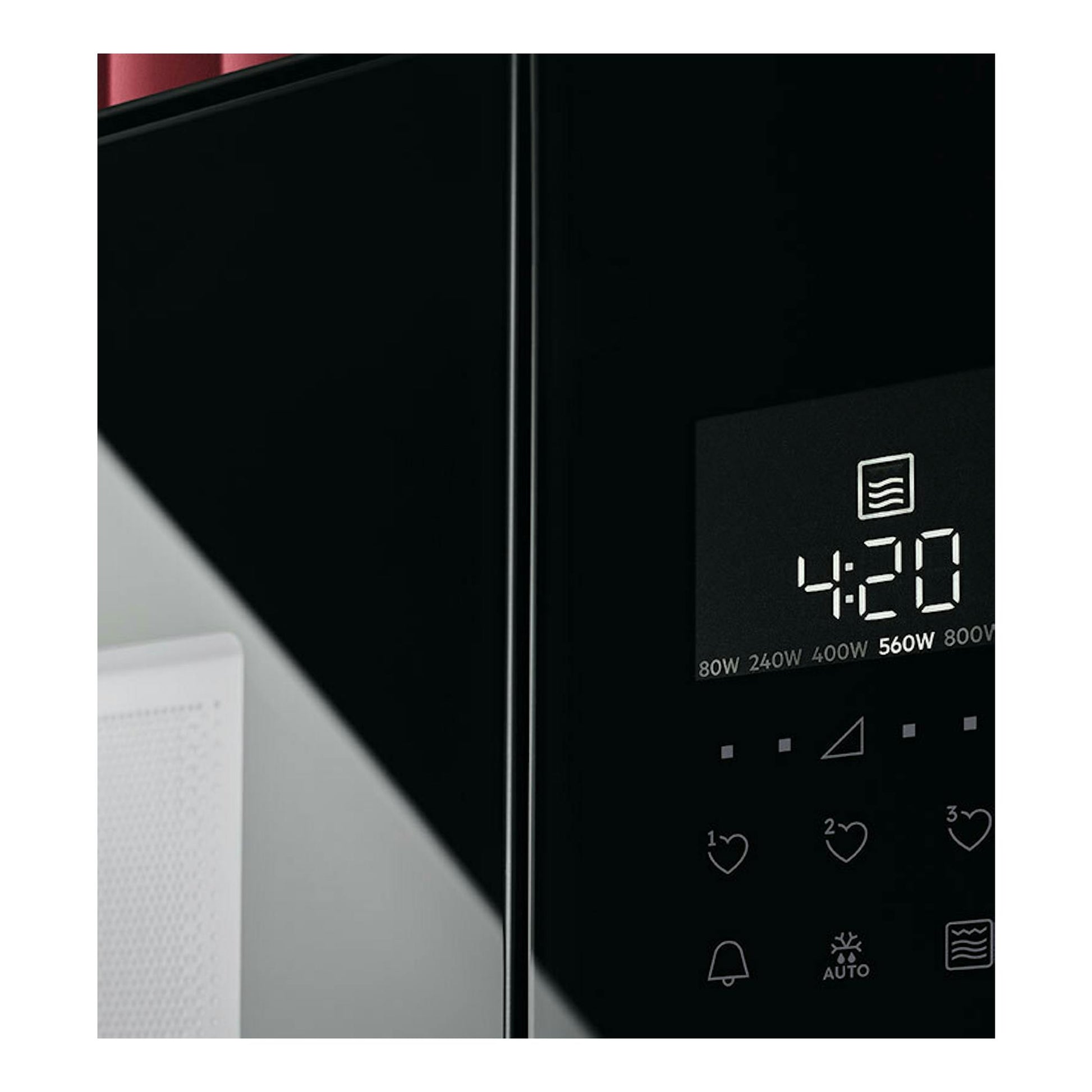 Microondas integrable AEG TB6GM171DB negro, vista frontal en detalle del panel digital y mandos táctiles.