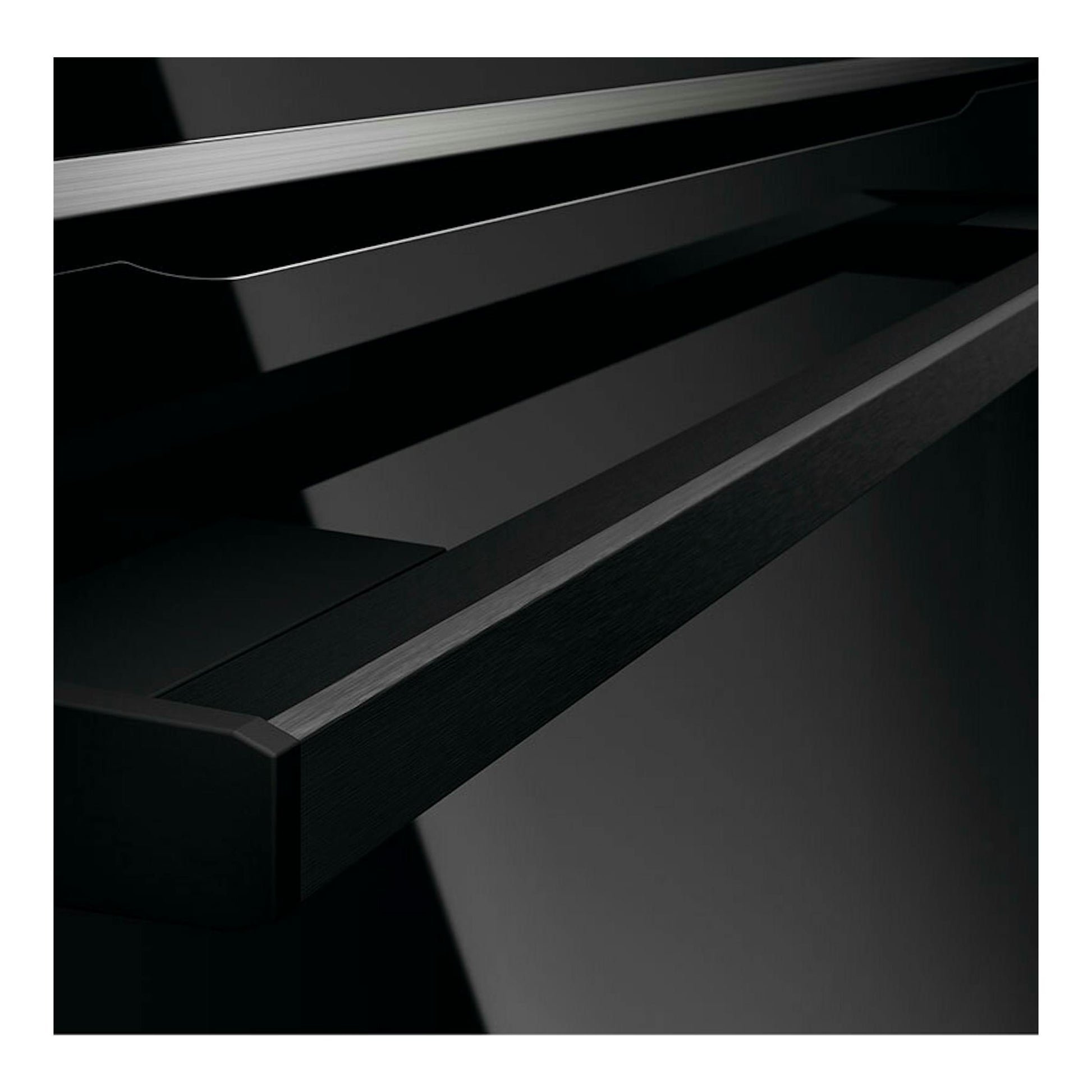 Detalle en primer plano de microondas integrable AEG TM5NK401B negro brillante, con asa vista en ángulo.