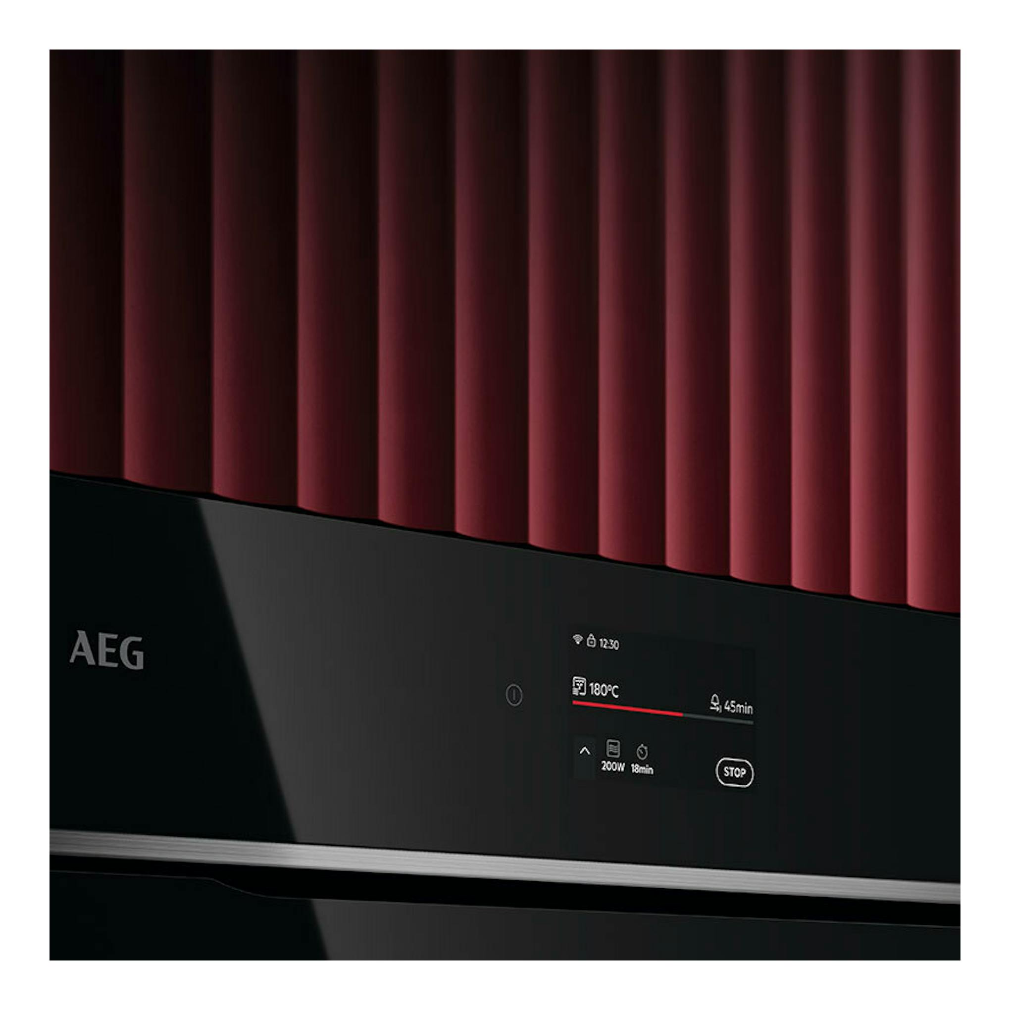 Microondas integrable AEG TM7NK721B negro, vista frontal parcial con panel táctil y pantalla.