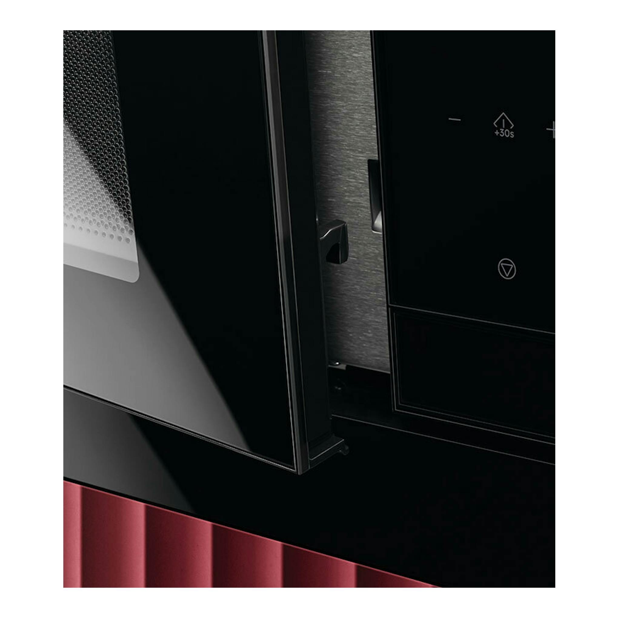 Microondas integrable AEG TS5GM25EB negro, con puerta abierta y panel táctil en vista frontal parcial.