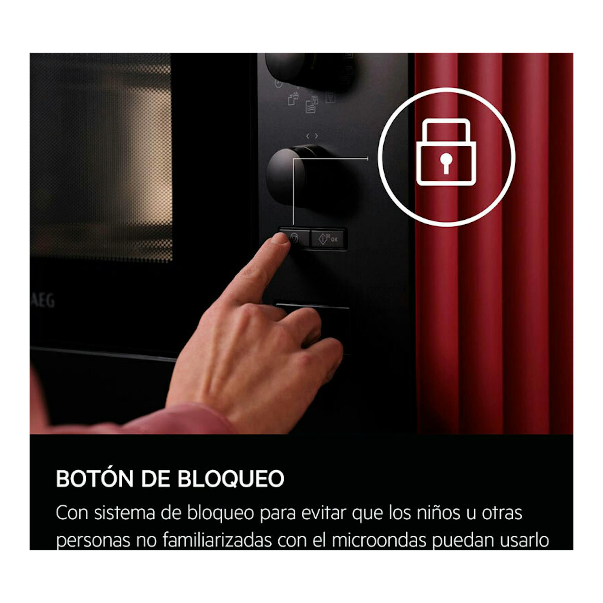 Microondas integrable AEG TS5GM25EB, vista frontal parcial, panel negro y mano pulsando el botón de bloqueo.