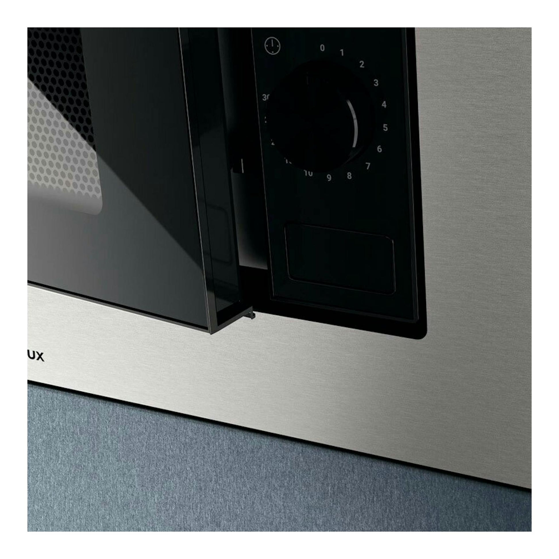 Microondas integrable Electrolux KMSE173MMX en inox, vista frontal en primer plano con puerta y panel negro.