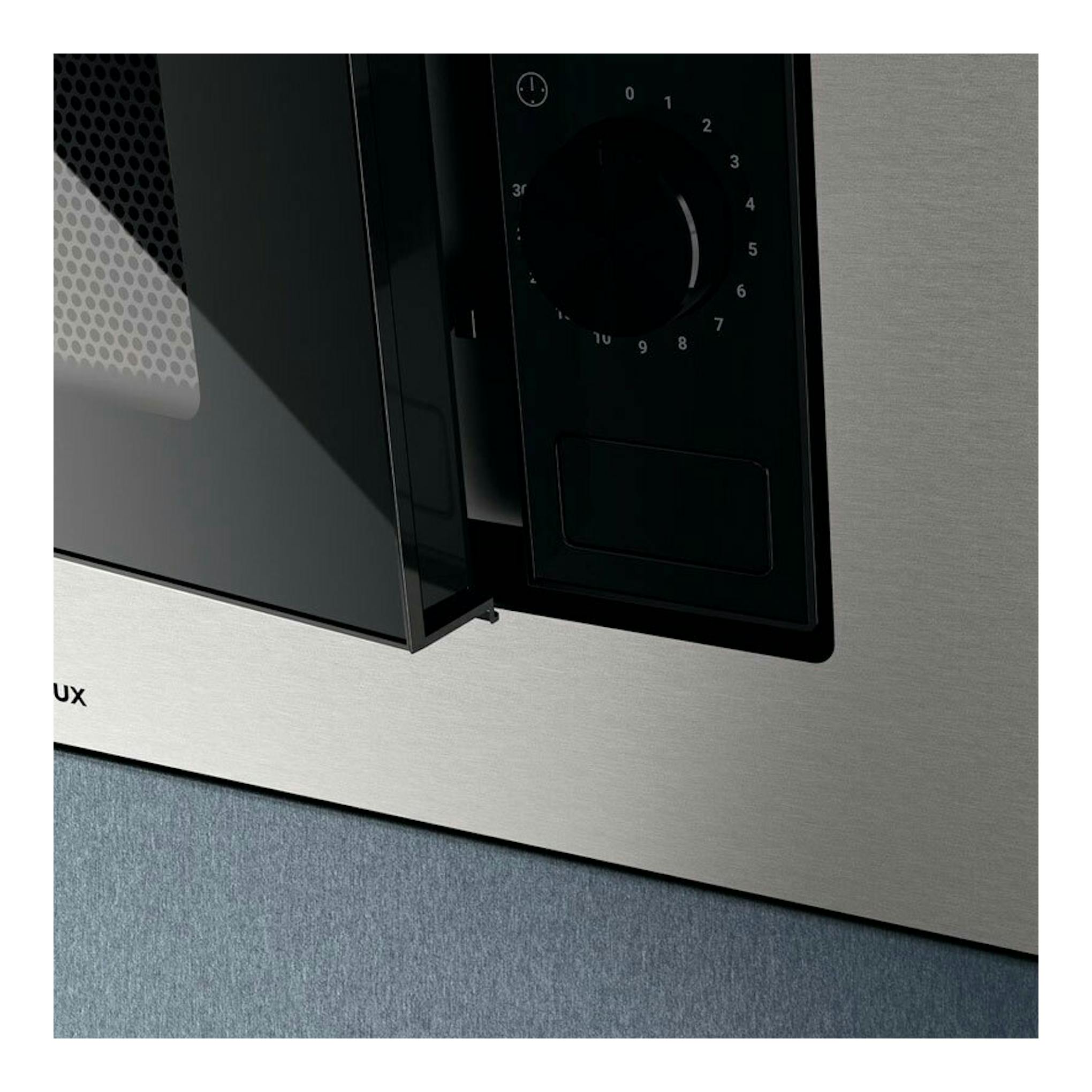Microondas integrable Electrolux KMSE173MMX en inox, vista frontal en primer plano con puerta y panel negro.