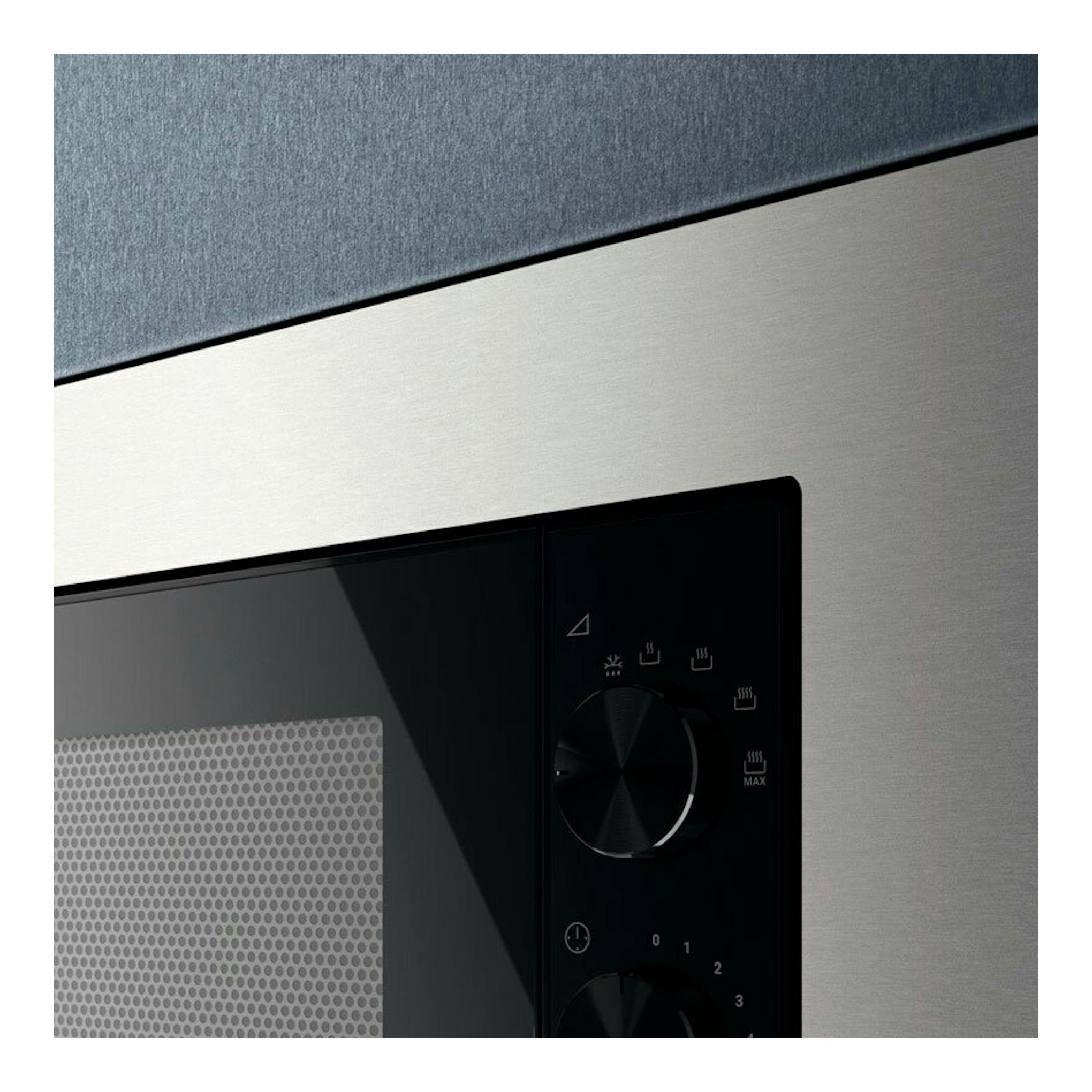 Microondas integrable Electrolux KMSE173MMX en acero inoxidable, vista frontal parcial con panel negro.