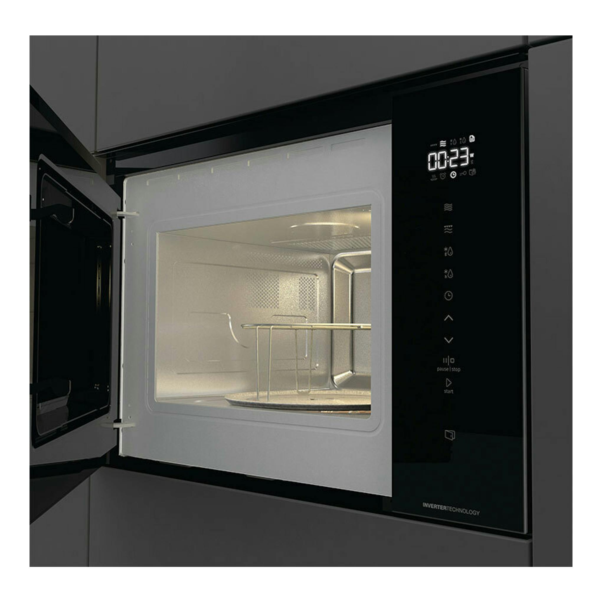 Microondas integrable Hisense BIM325GI63DBG de cristal negro, vista frontal con puerta abierta.