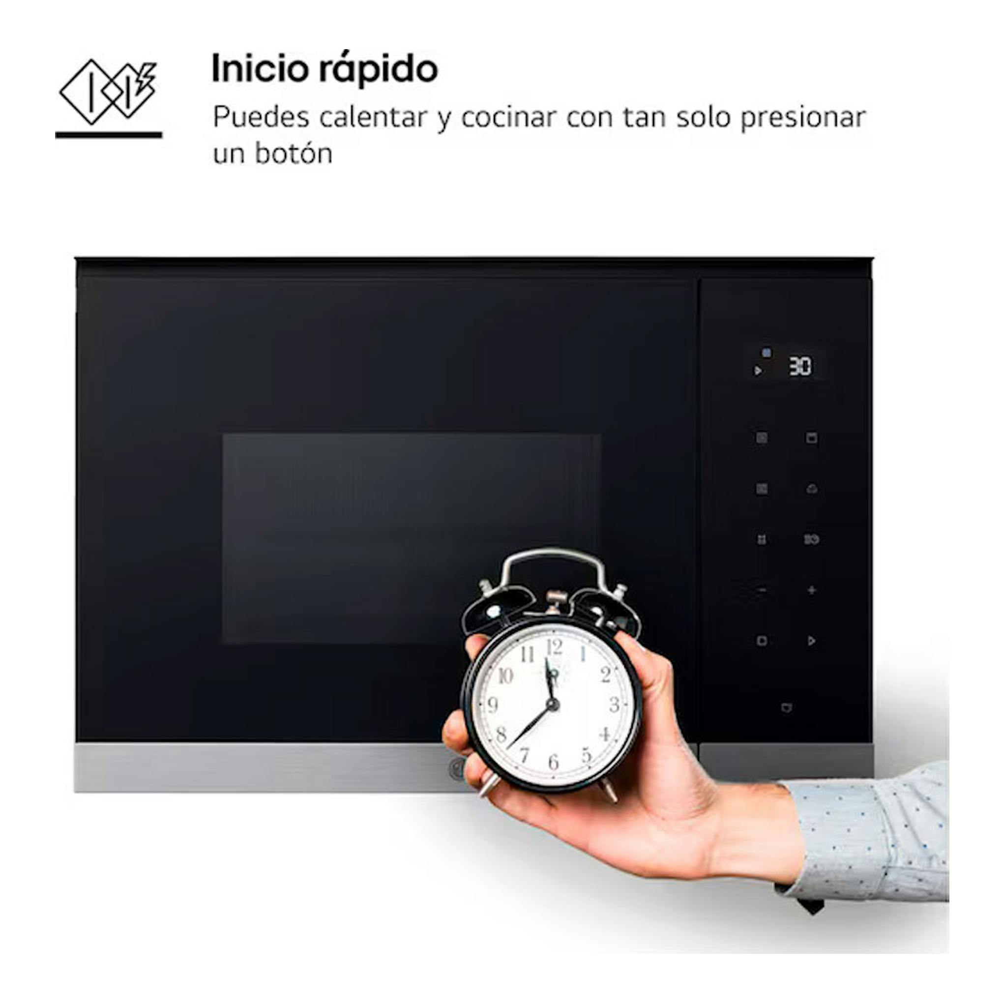 Microondas integrable LG MG7Z2593D inox, vista frontal negra con panel táctil; una mano sostiene un reloj.