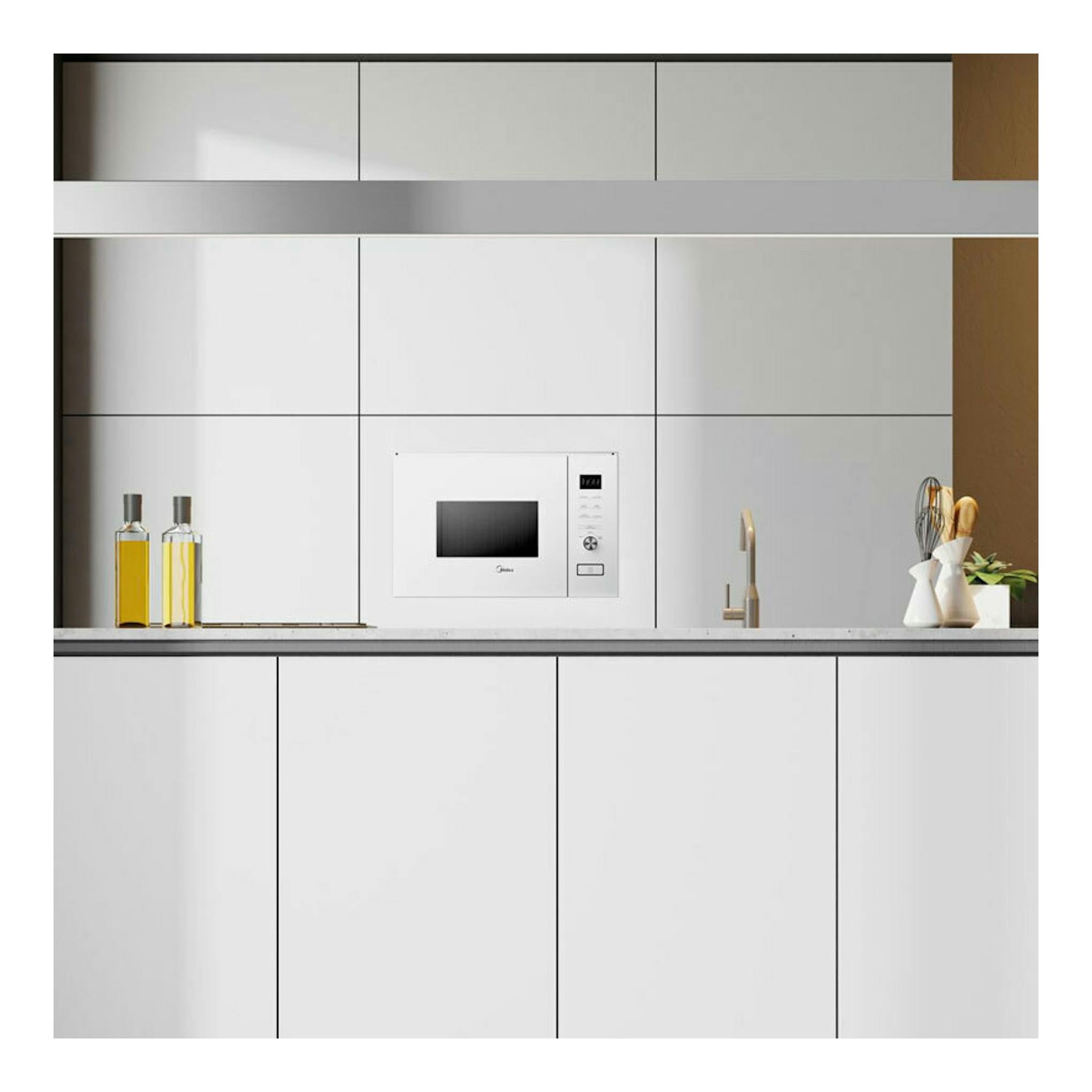 Microondas integrable Midea MBMTG820H-WH blanco, vista frontal en cocina moderna.