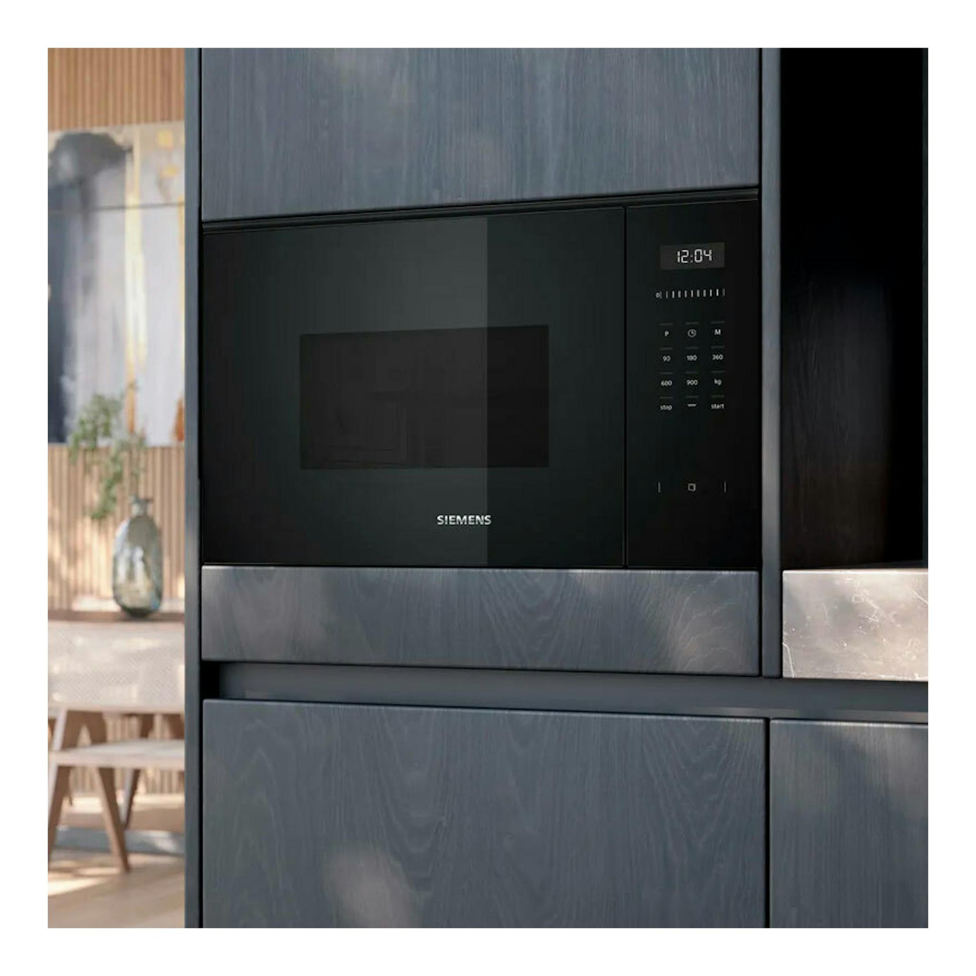 Microondas integrable Siemens BE555LMB1 de cristal negro, vista frontal, empotrado en mueble.