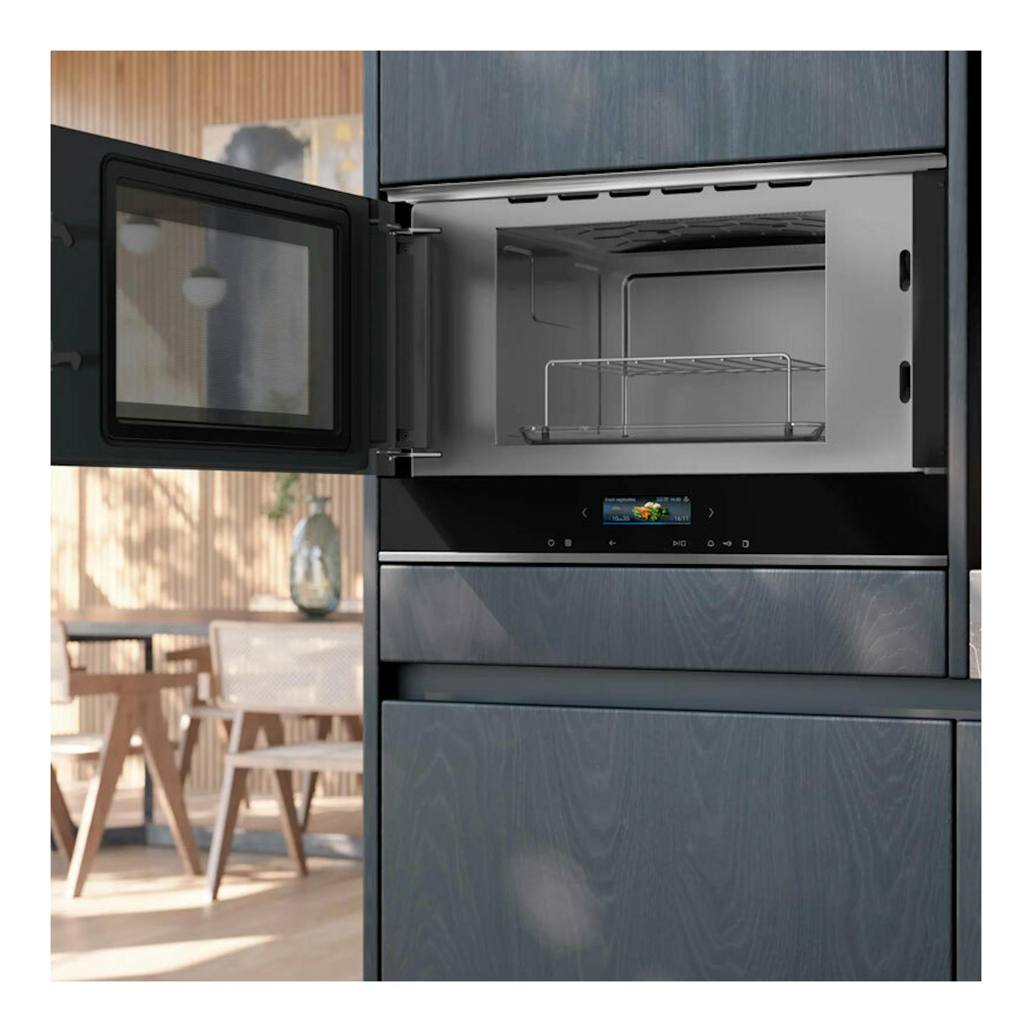 Microondas integrable Siemens BE732L1B1 negro, vista frontal, puerta abierta y panel táctil.