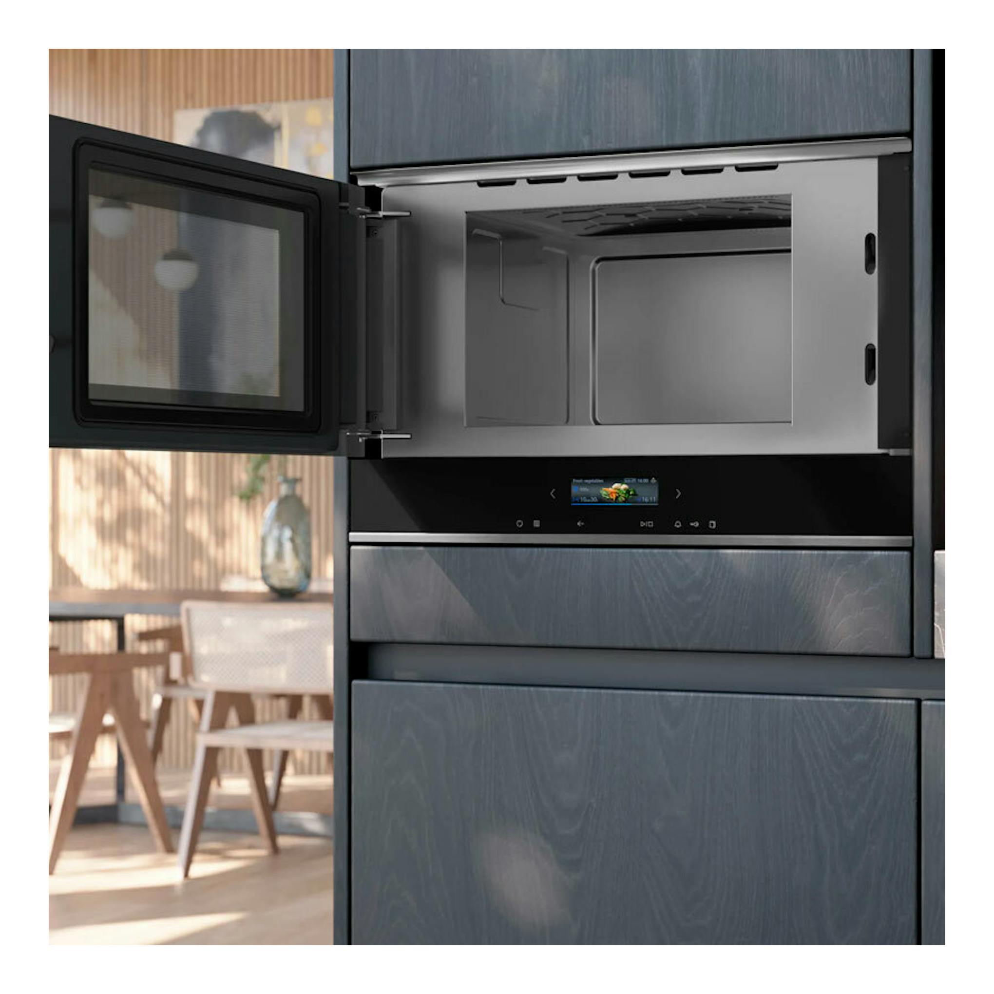 Microondas integrable Siemens BF722L1B1 negro, vista frontal con puerta abierta en un mueble de cocina.