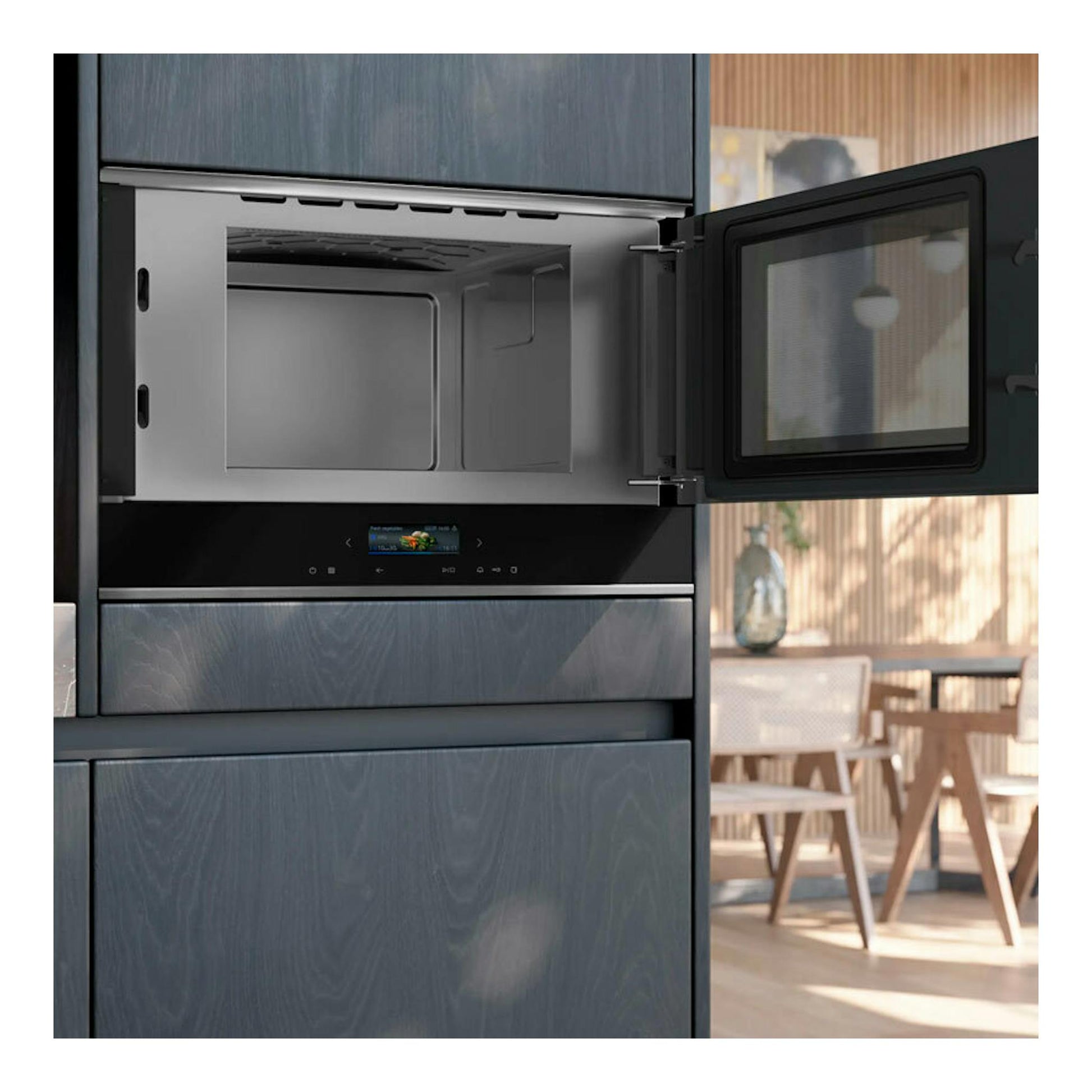 Microondas integrable Siemens BF722R1B1 negro, vista frontal con la puerta abierta en una cocina.