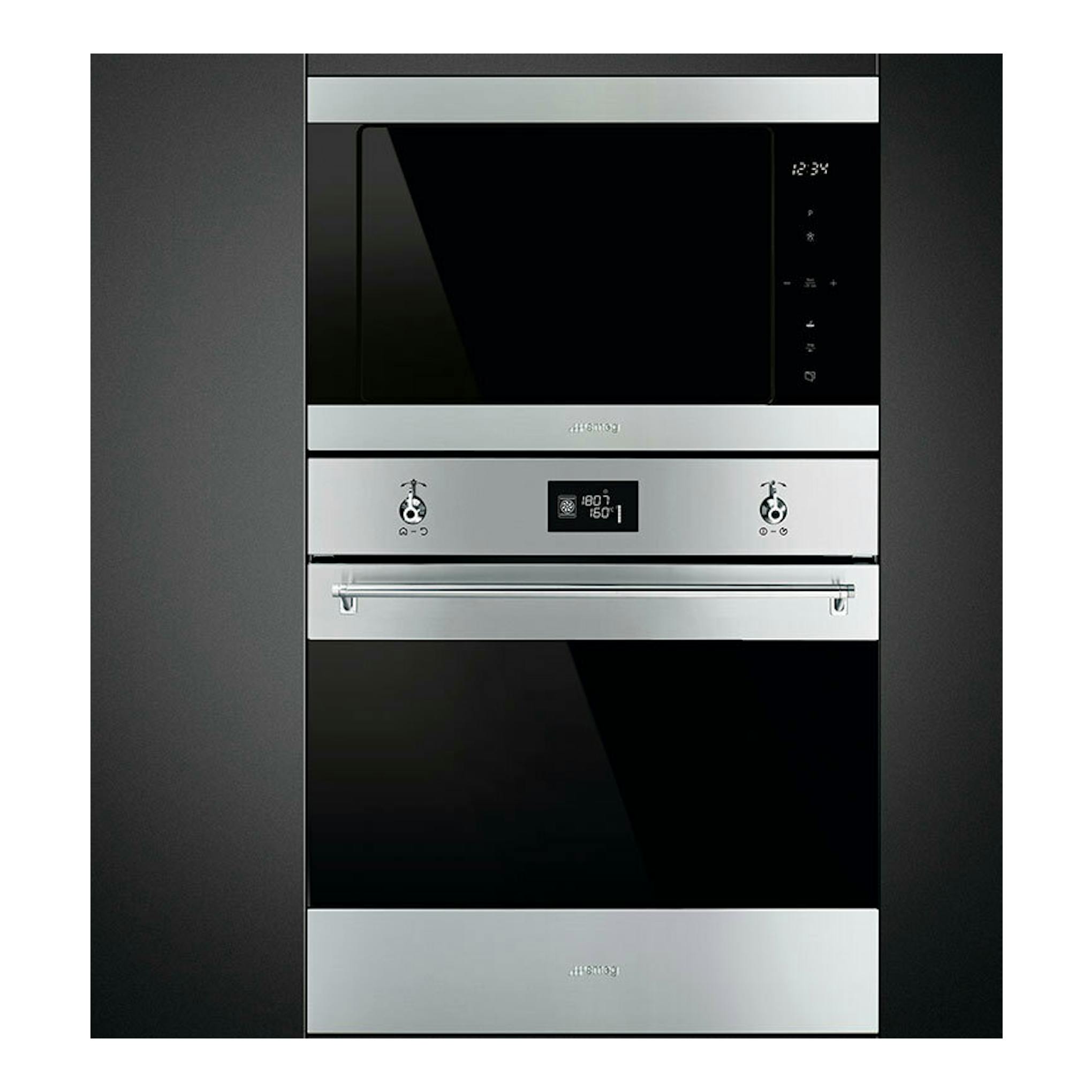 Microondas integrable Smeg FMI325X en acero inoxidable y negro, vista frontal en columna con horno inferior.