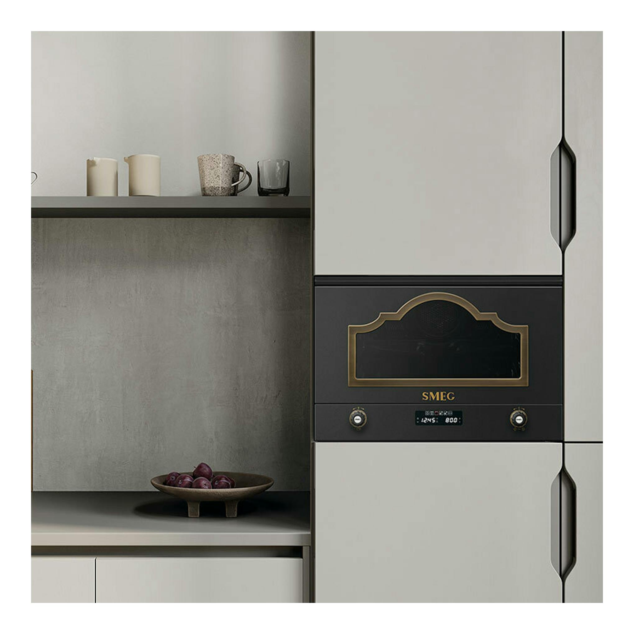 Microondas integrable Smeg MP722AO gris antracita, vista frontal, con puerta negra y marco dorado.