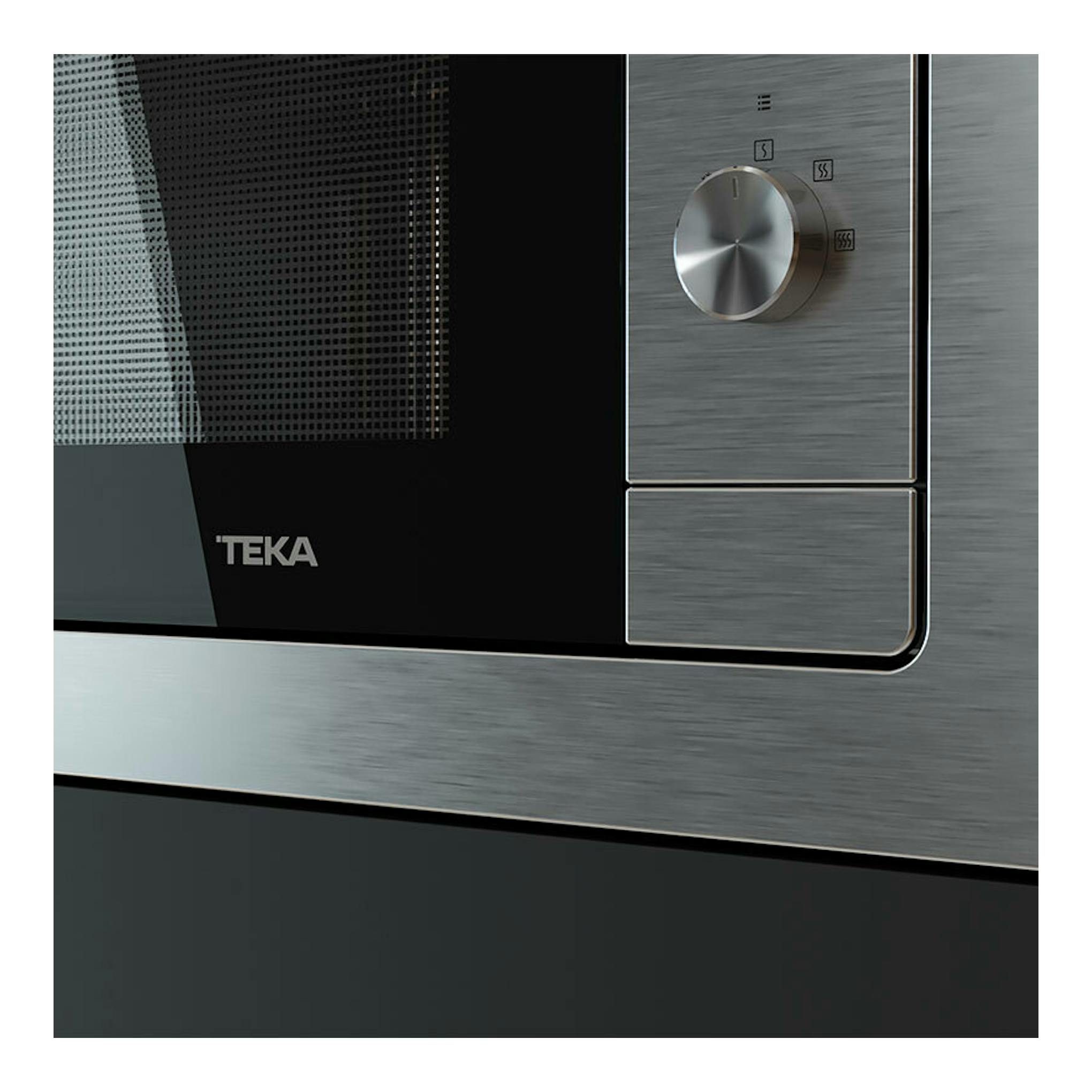 Microondas integrable Teka MB6200BI Inox, primer plano del frontal negro y acero inoxidable con mando plateado.