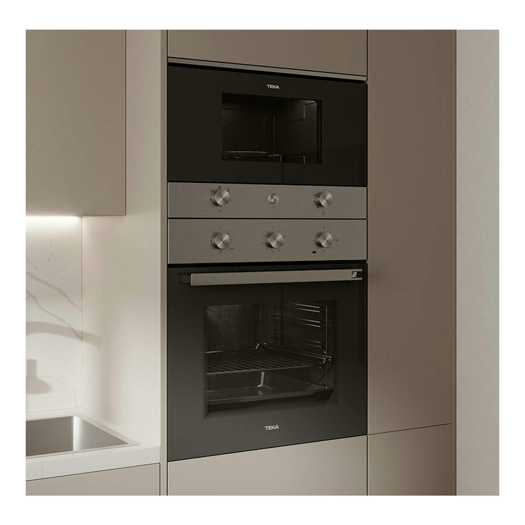 Microondas integrable Teka MS6220BI L inox, vista frontal empotrada en columna, con panel negro y acero inoxidable.