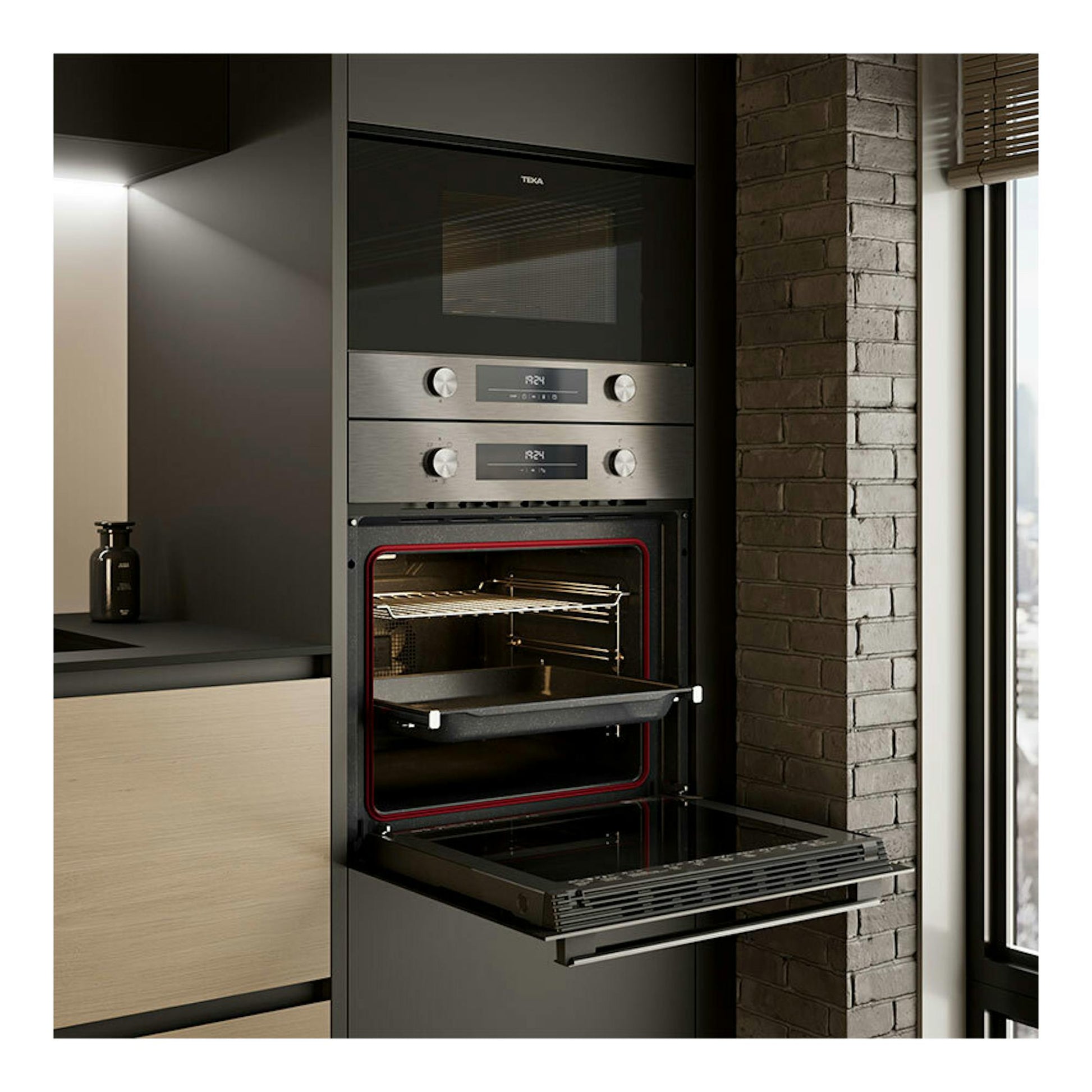 Microondas integrable Teka MS6220BIS L Inox, empotrado, frontal negro y acero inoxidable, con puerta abatible abierta.