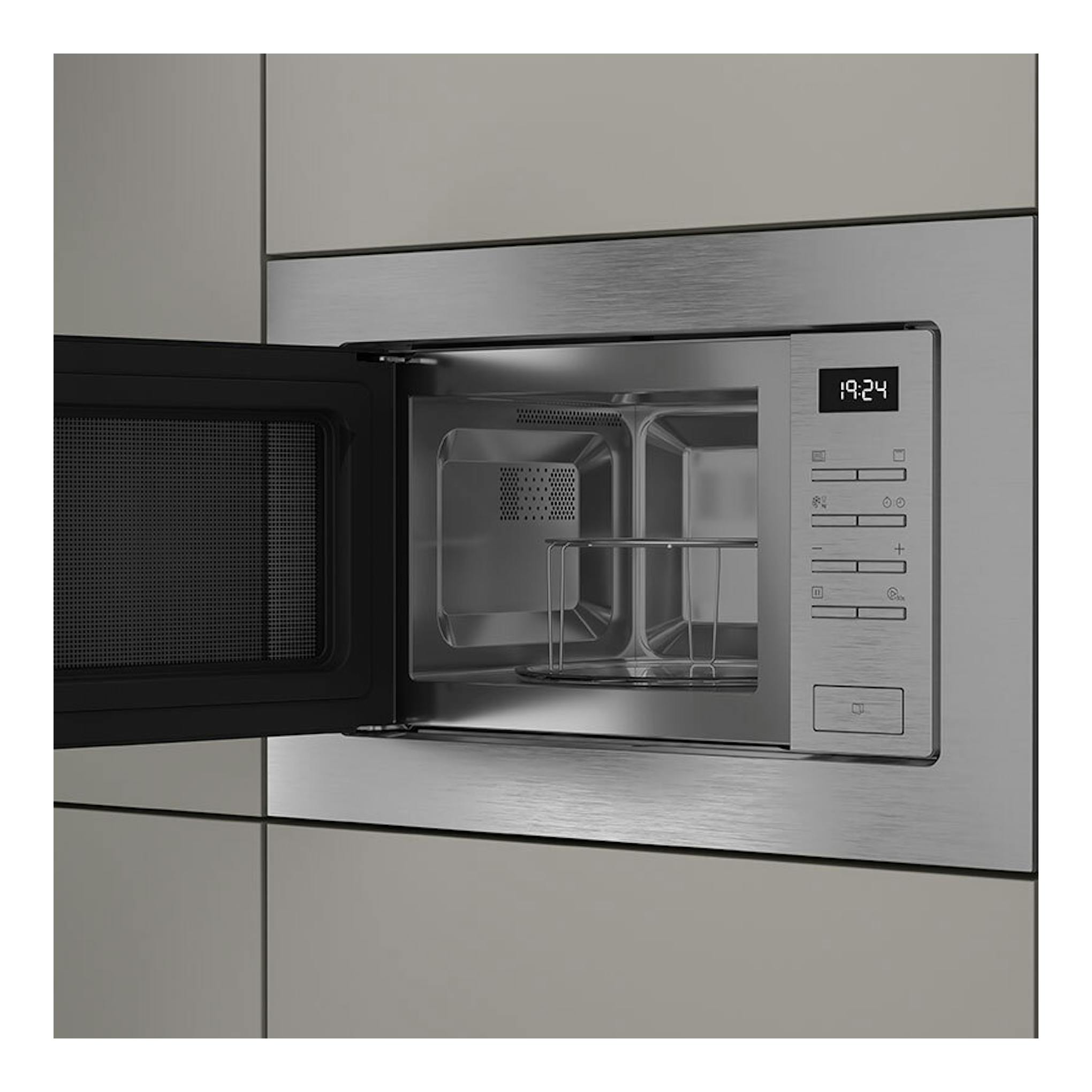 Microondas integrable Teka MSEG620SS de acero inox, puerta abatible abierta y panel digital frontal.