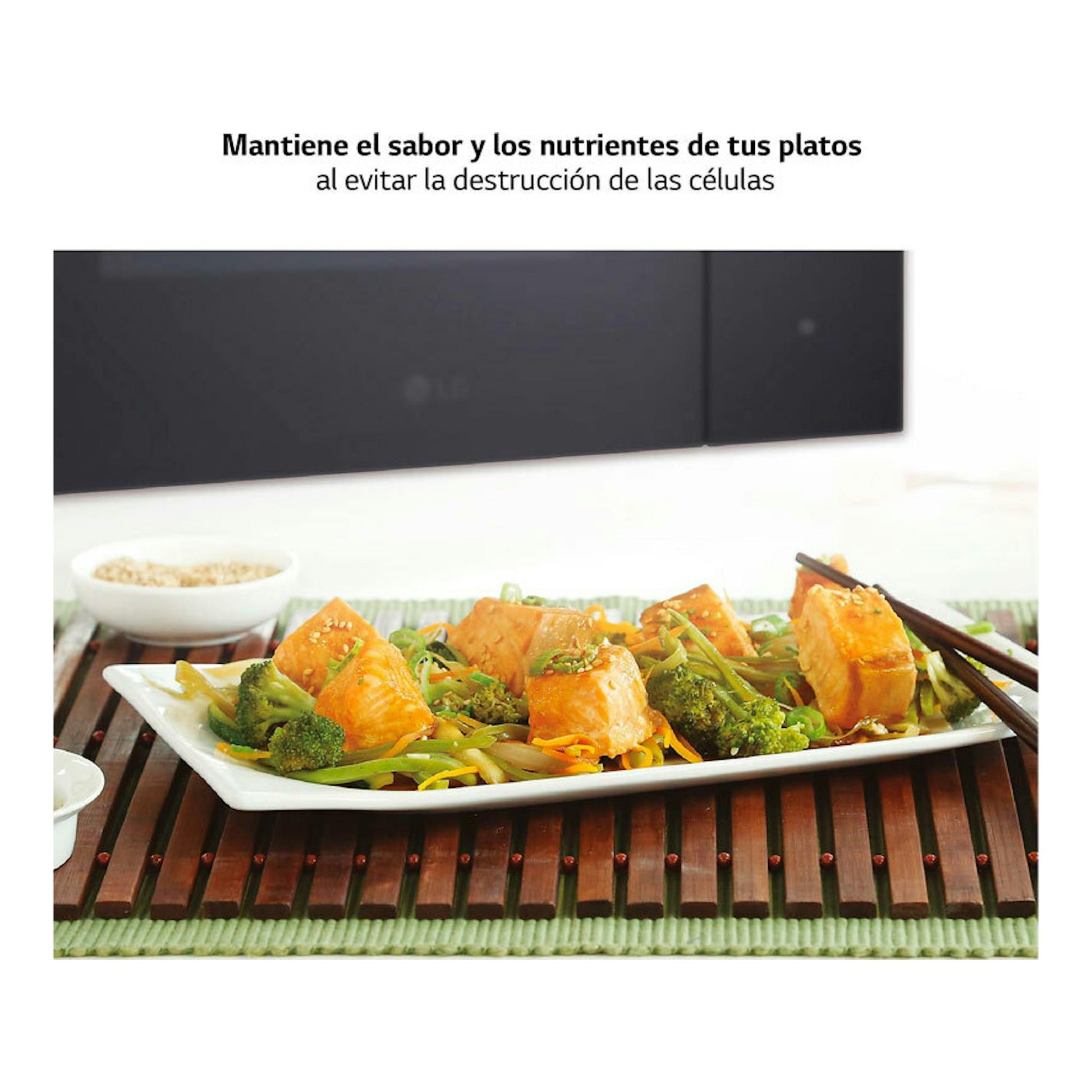 Microondas LG MGBZ2593F negro, vista frontal parcial sobre un plato de salmón y verduras.