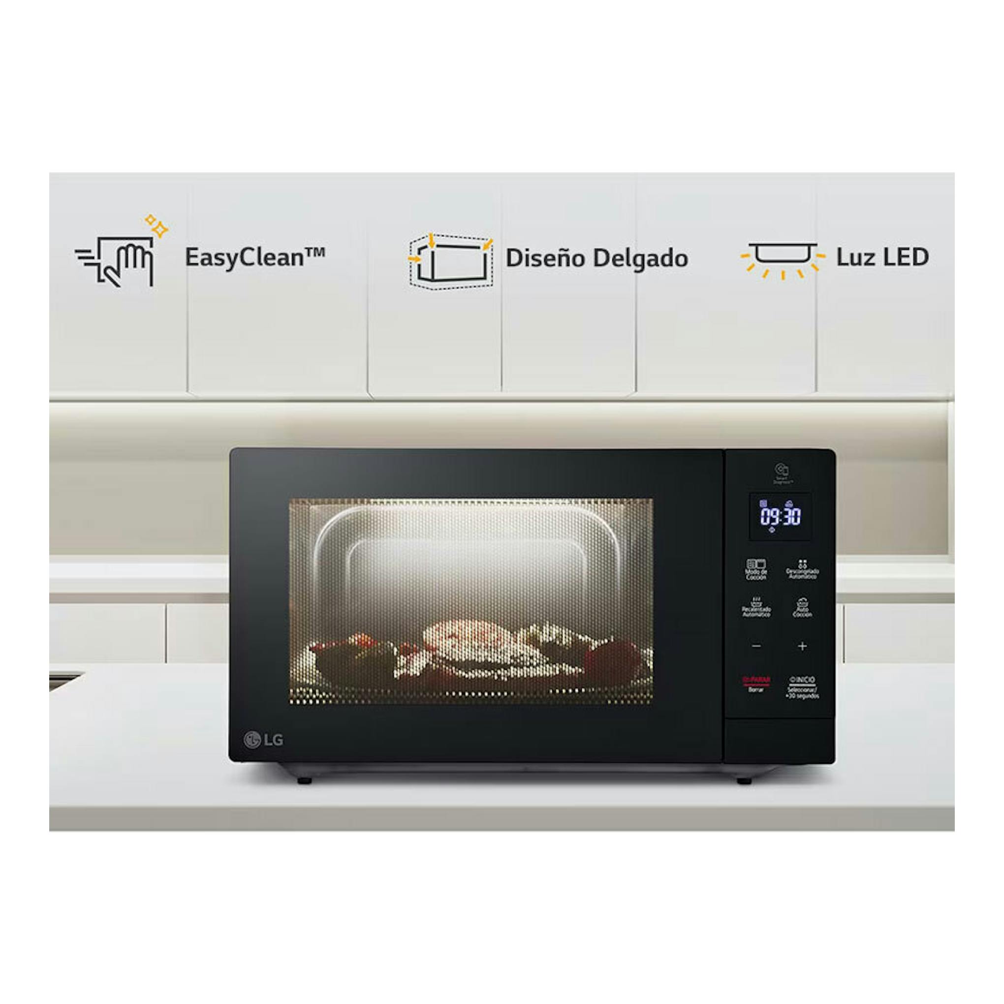 Microondas LG MH7032JAS negro, vista frontal con panel digital y puerta de vidrio en una cocina.