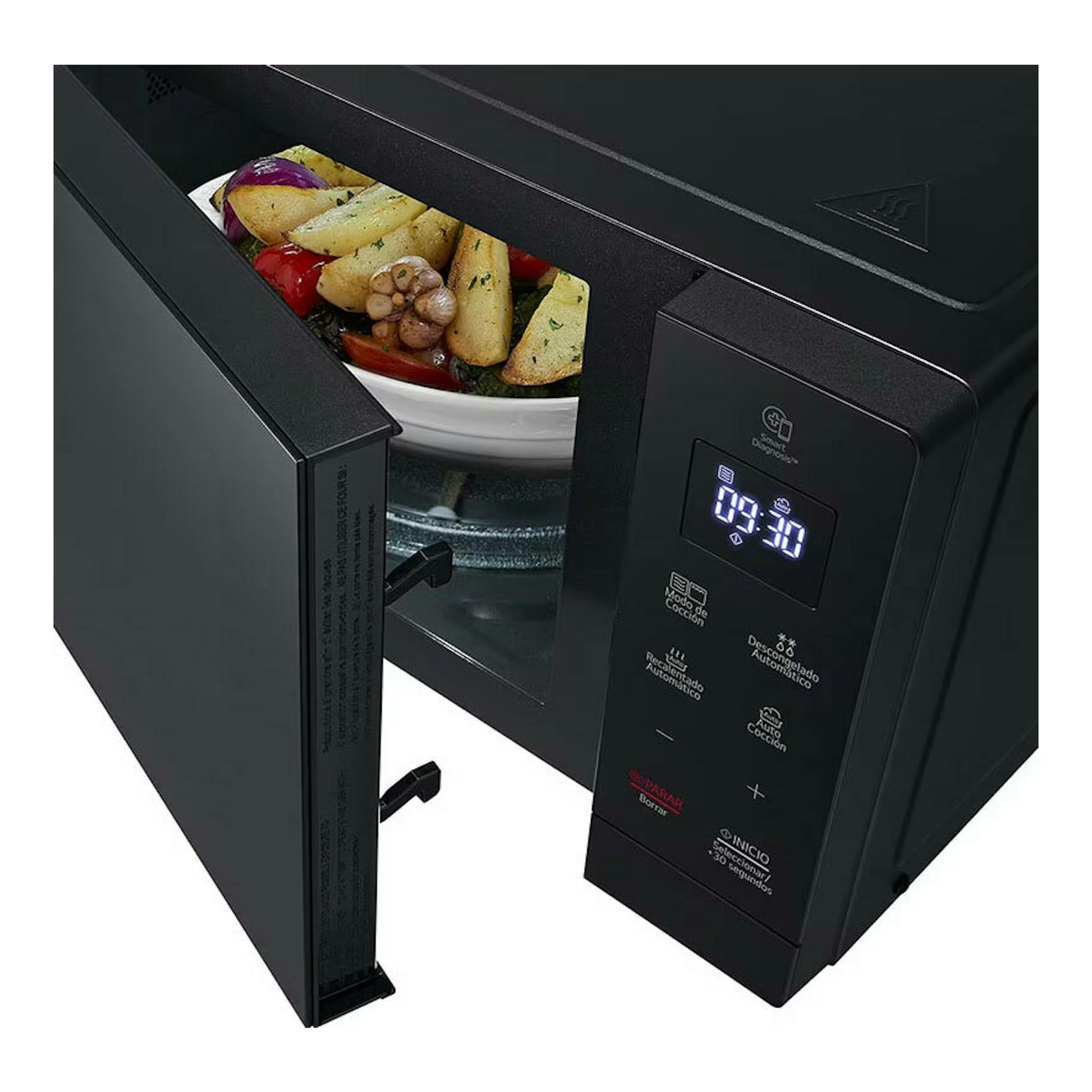 Microondas LG MH7032JAS negro, vista frontal en ángulo, puerta abierta y plato de comida dentro.