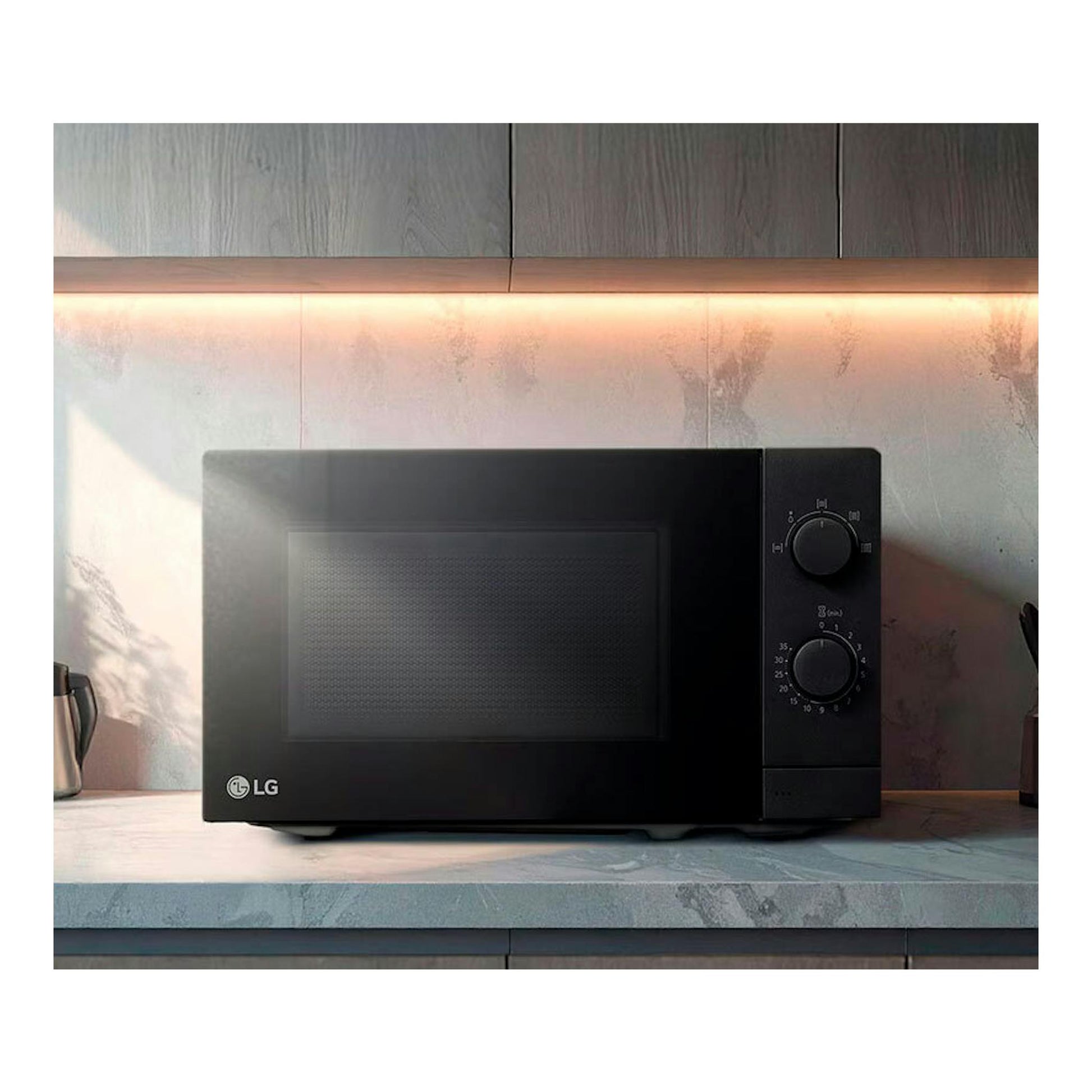 Microondas LG MS2082F negro, vista frontal, con dos mandos giratorios y puerta negra.