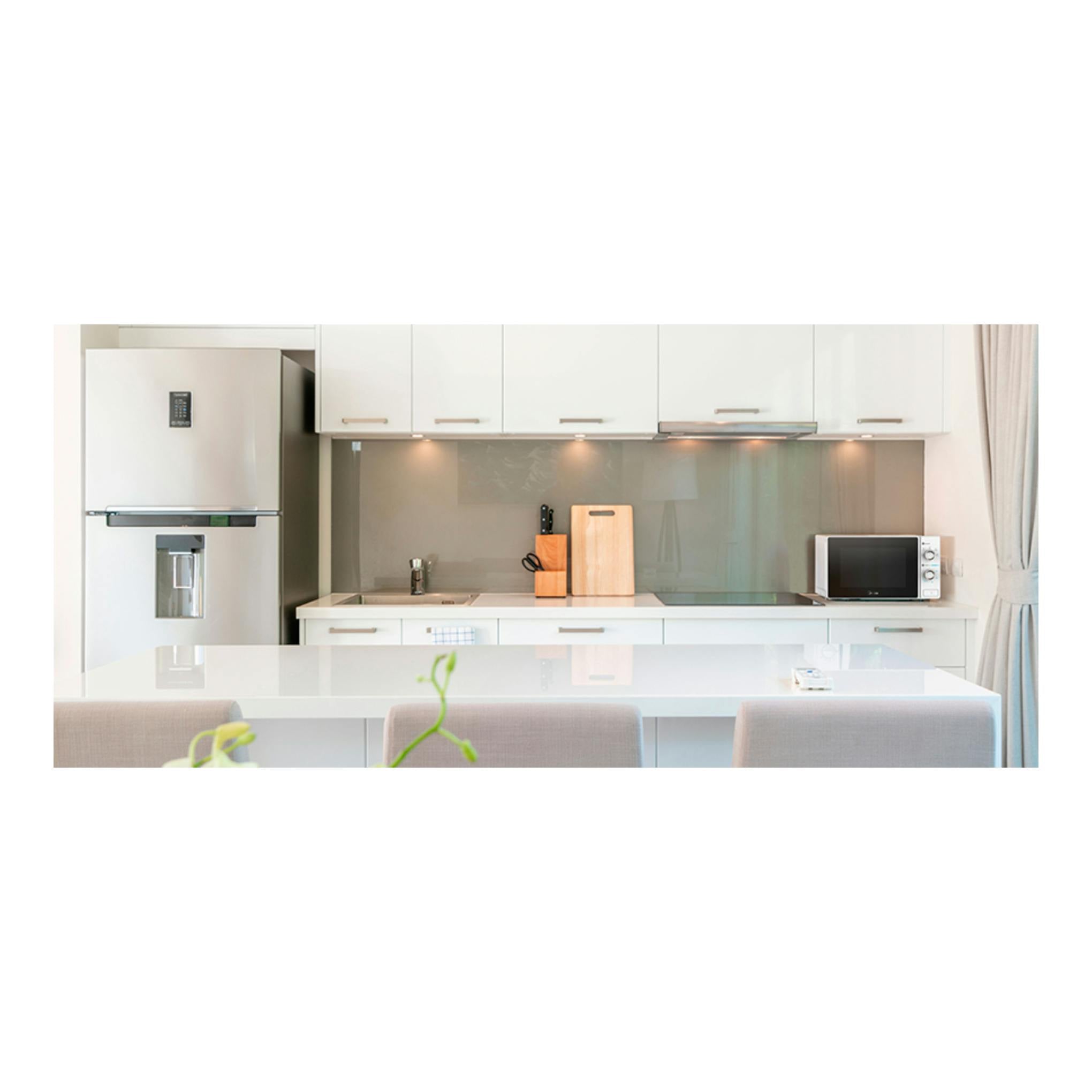 Microondas Midea MCM208GMSP plateado y negro, vista frontal sobre encimera de cocina.