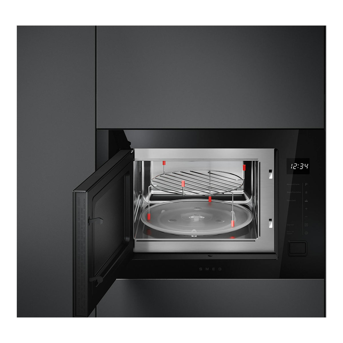 Microondas integrable Smeg FMI225BI negro, con puerta abierta, interior de acero y bandeja giratoria.
