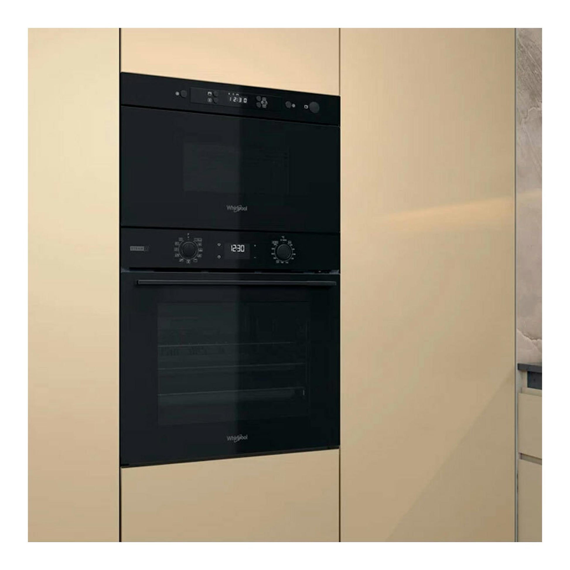 Microondas empotrado Whirlpool MBNA900B negro, vista frontal, con panel digital y puerta de vidrio oscuro.