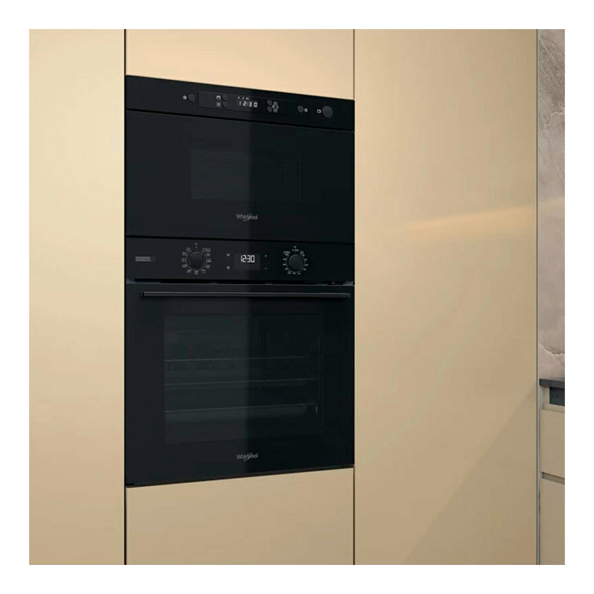 Microondas empotrado Whirlpool MBNA900B negro, vista frontal, con panel digital y puerta de vidrio oscuro.