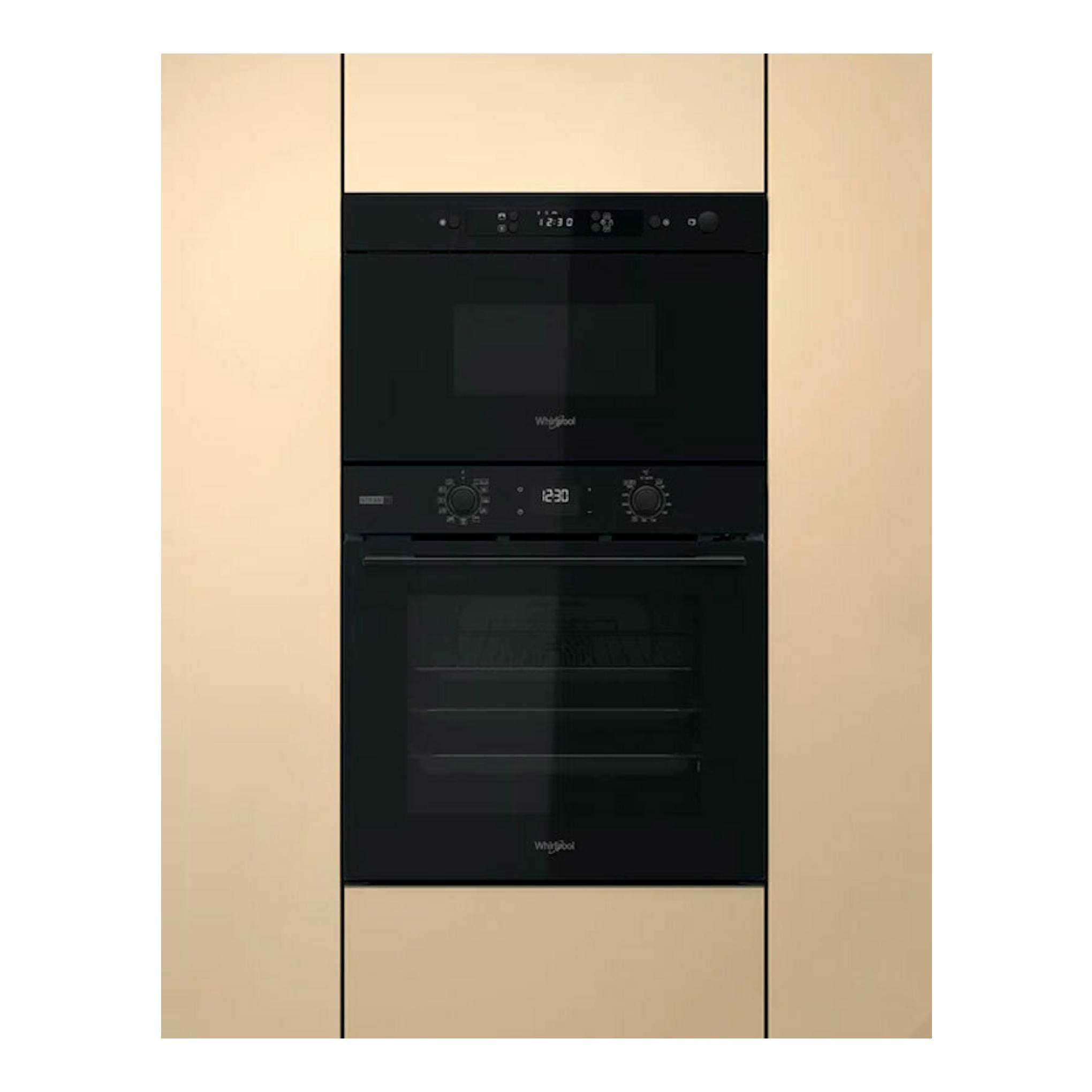 Microondas Whirlpool MBNA900B negro, vista frontal empotrado en columna con horno debajo.