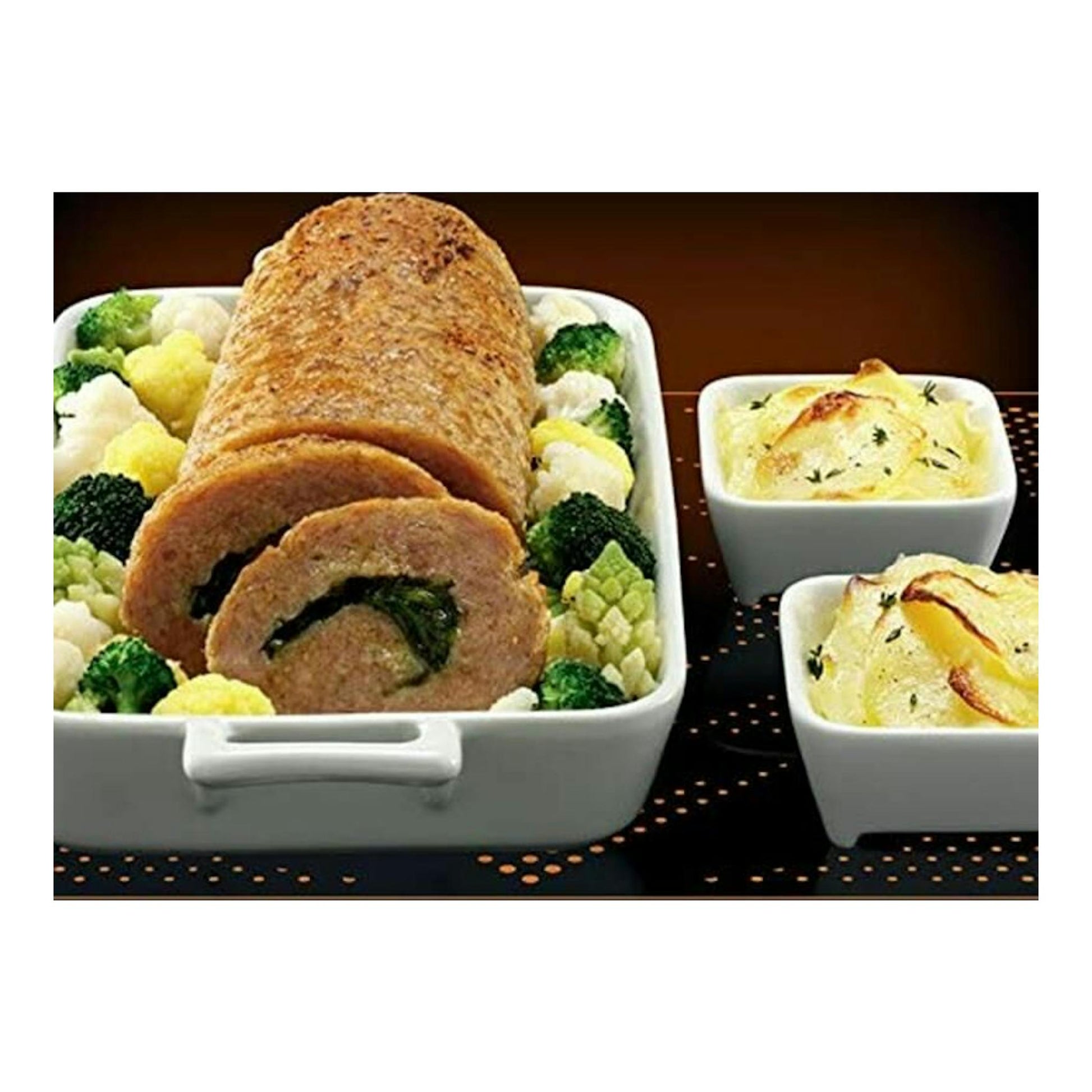 Whirlpool MWF421BL negro: rollo de carne con verduras en fuente blanca y dos moldes sobre fondo negro.