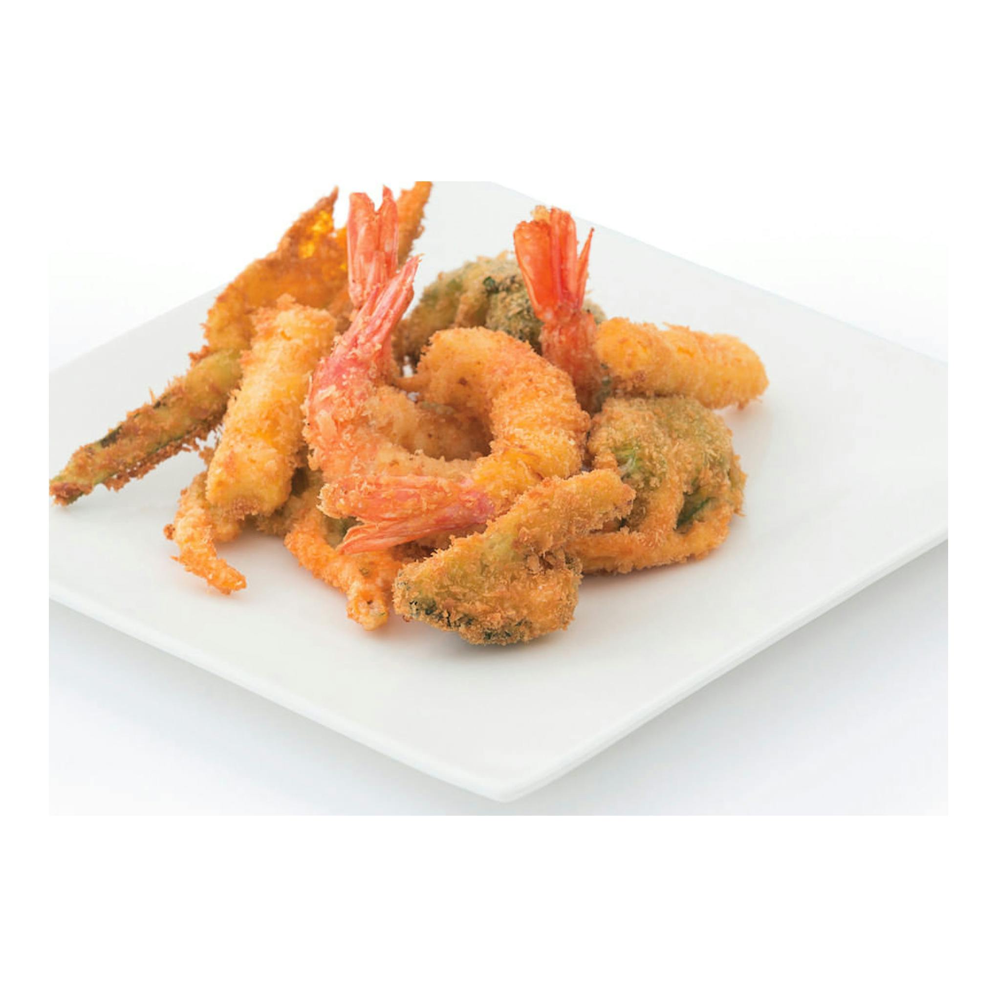 Plato blanco con camarones y verduras empanizados fritos, vista en ángulo sobre fondo blanco.