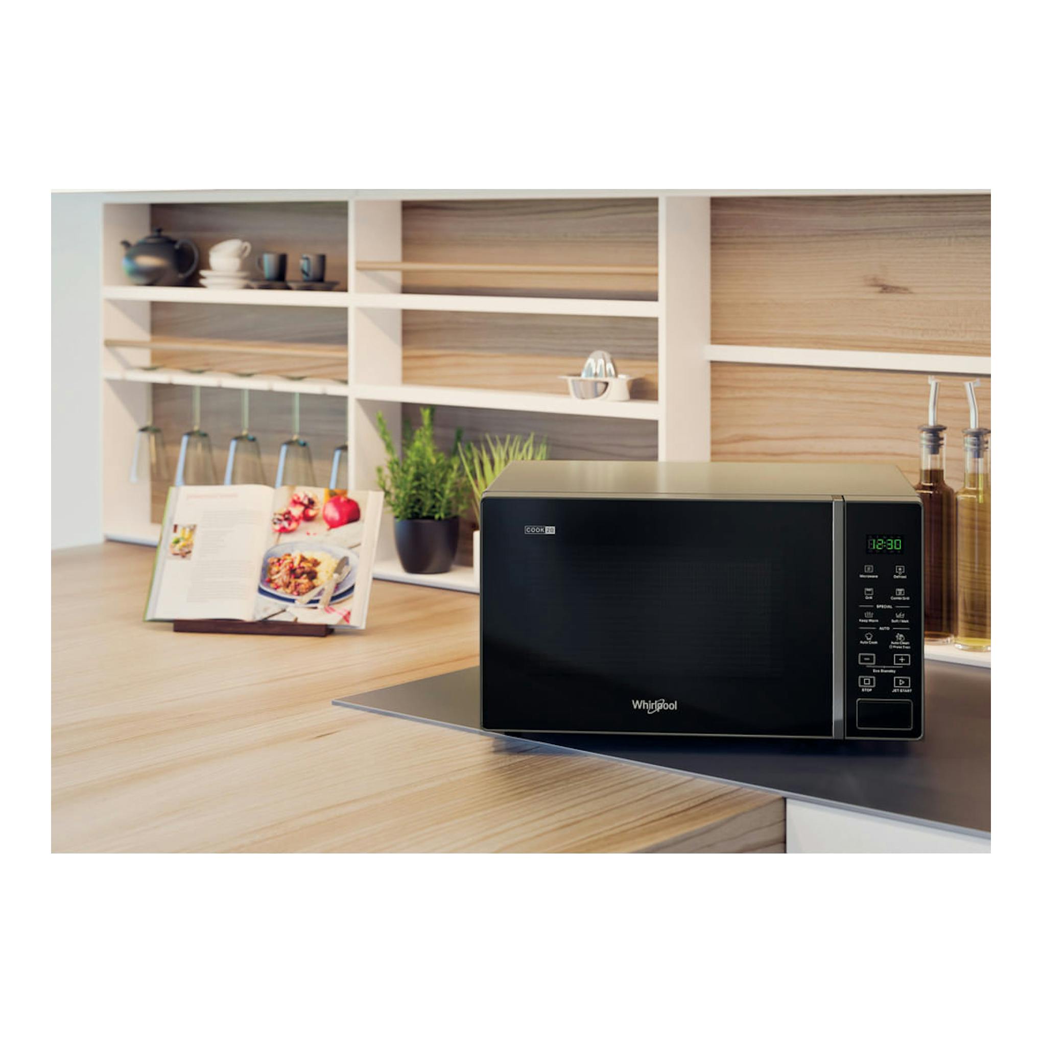 Microondas Whirlpool MWP 203 SB negro, vista frontal, con panel digital en cocina.