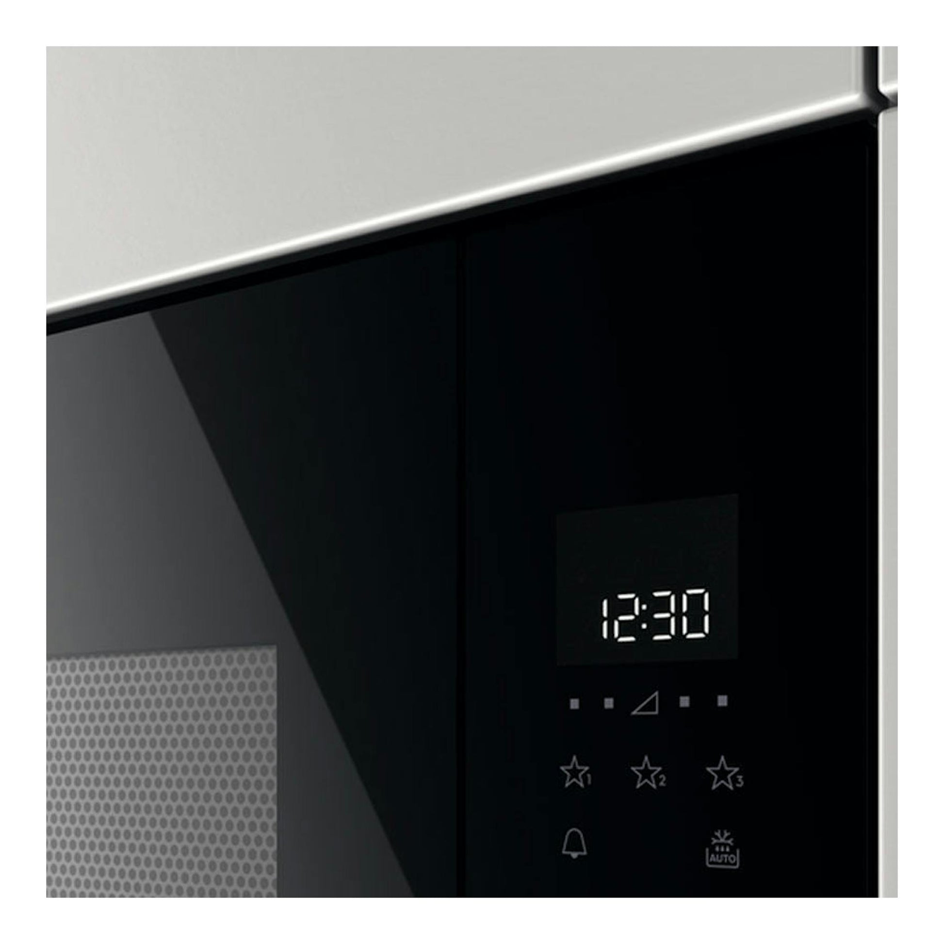 Microondas Zanussi ZMBN2SX negro, vista frontal parcial, panel digital con hora 12:30 y controles táctiles.
