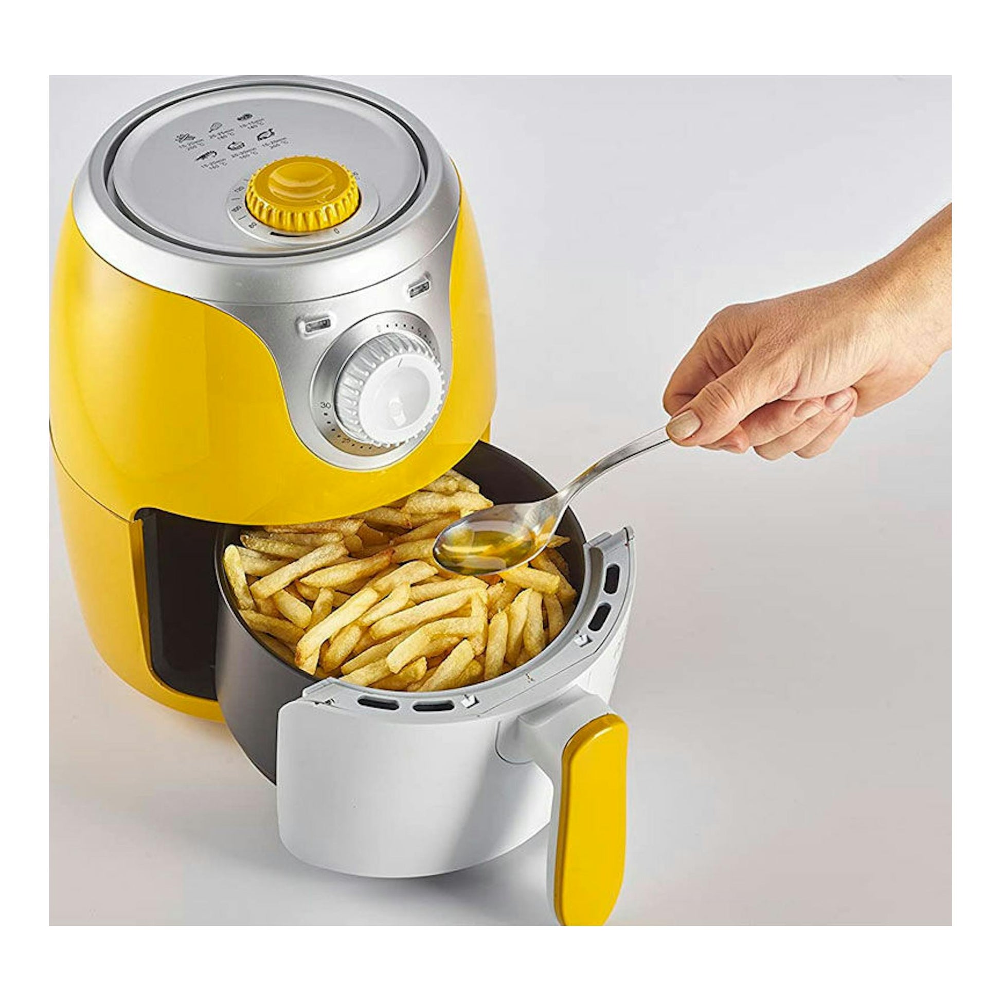 Freidora de aire Ariete Airy 4615 amarilla, vista frontal, con cesta extraída y patatas fritas.