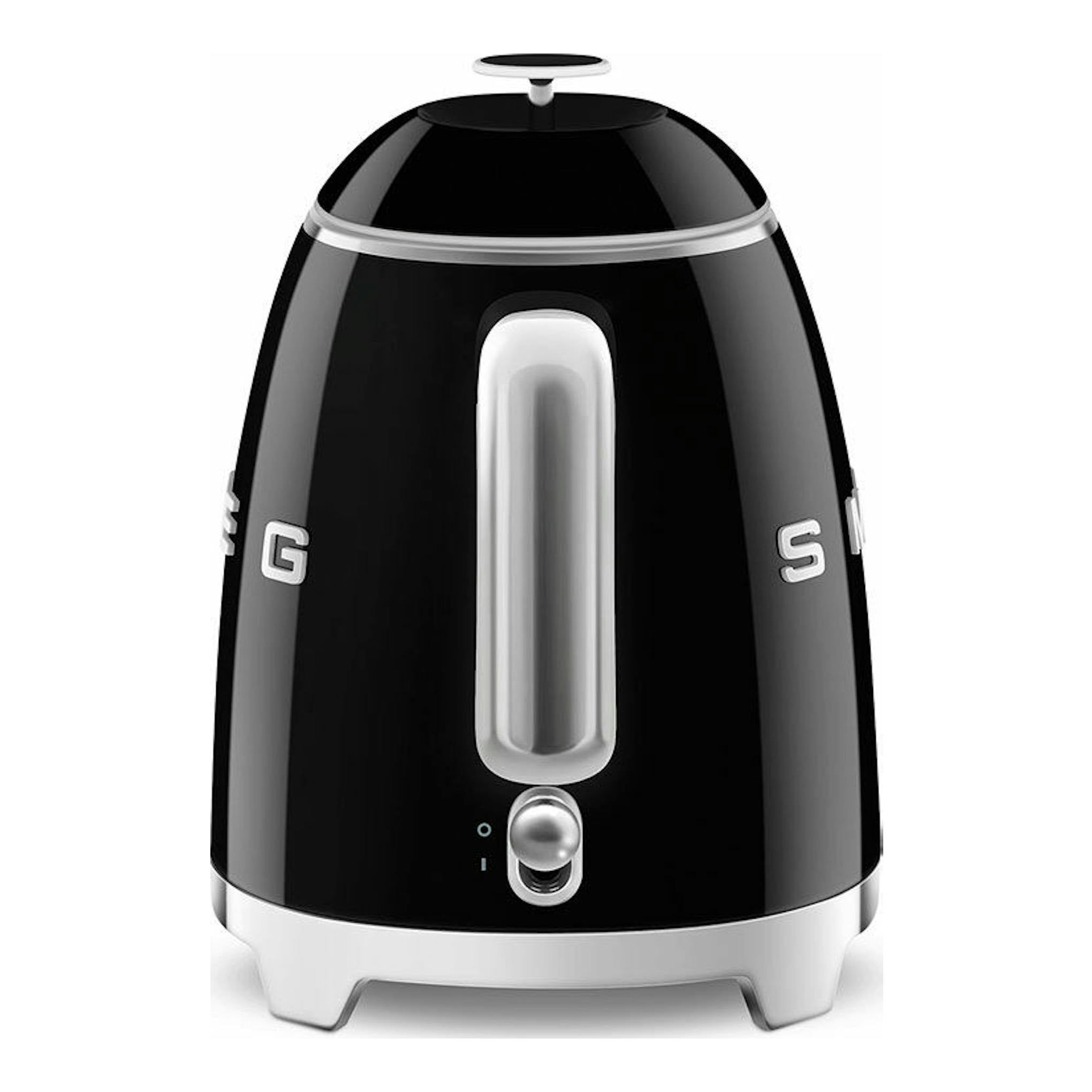 Mini hervidor Smeg KLF05BLEU negro, vista frontal, con detalles plateados.