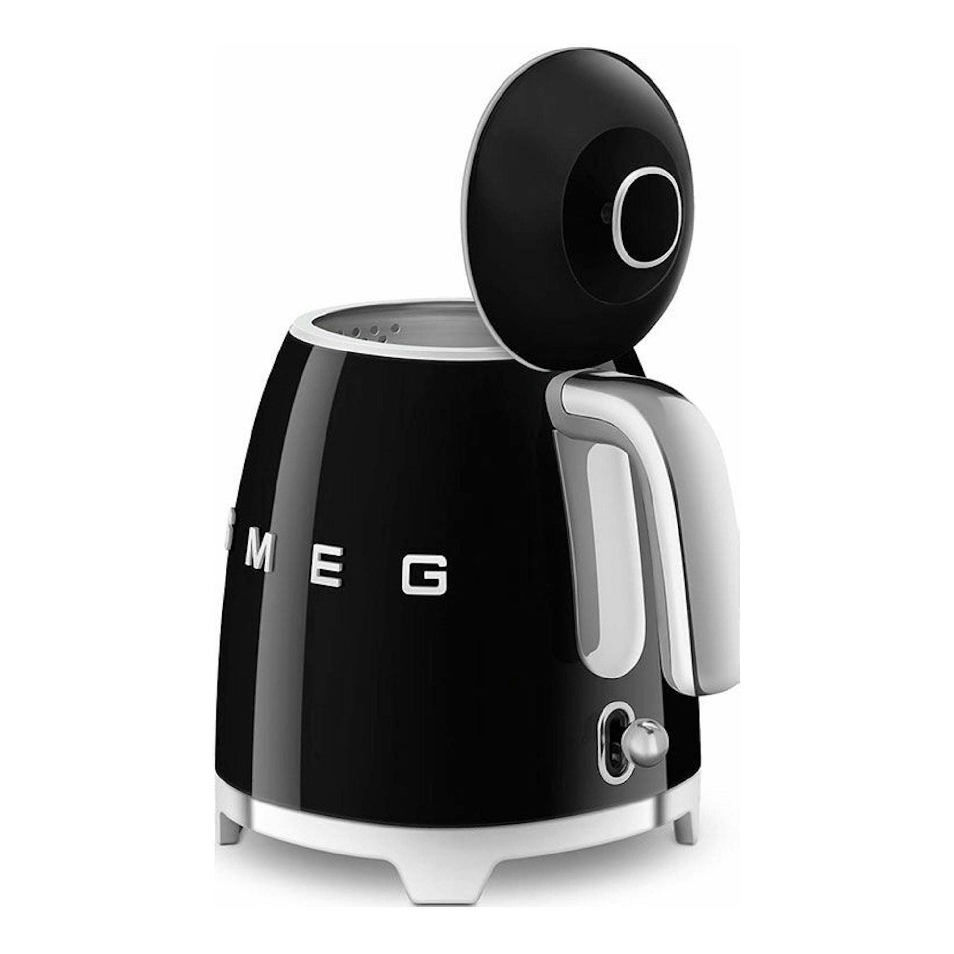 Mini hervidor Smeg KLF05BLEU negro, vista frontal en tres cuartos, con tapa abierta y asa plateada.