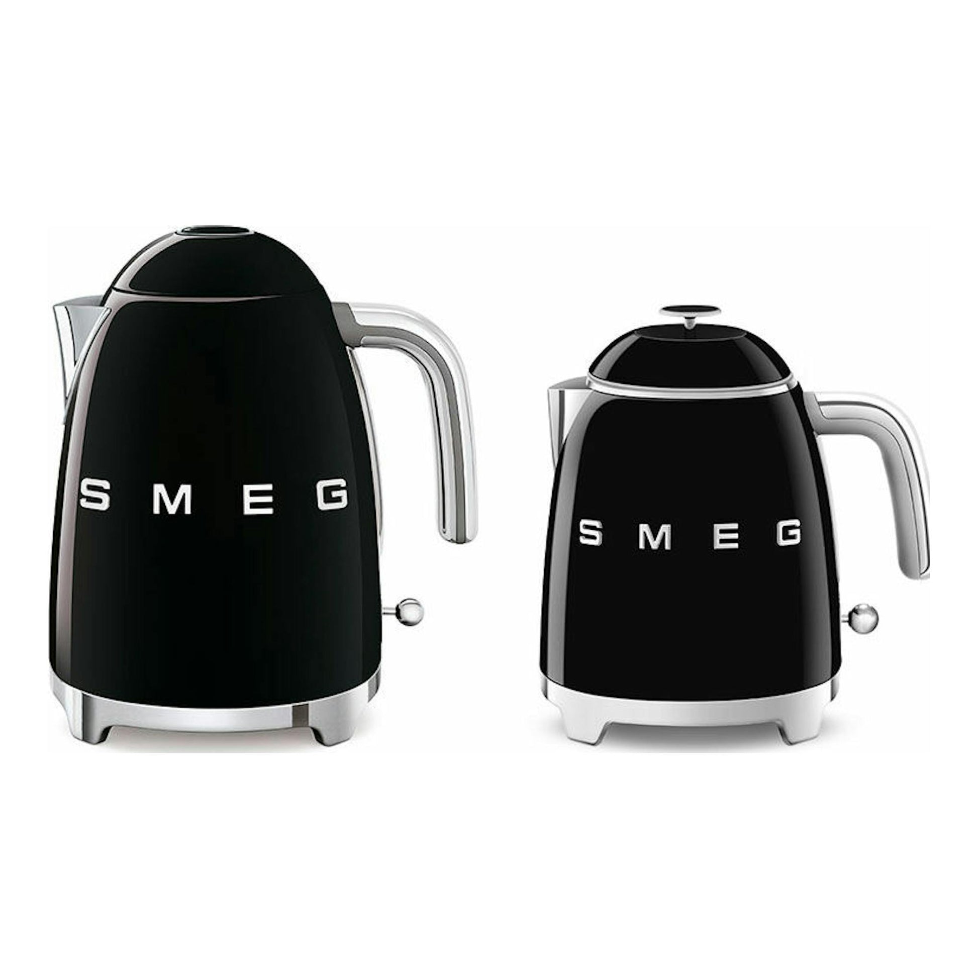 Mini hervidor Smeg KLF05BLEU negro, vista frontal, junto a otro hervidor negro similar.