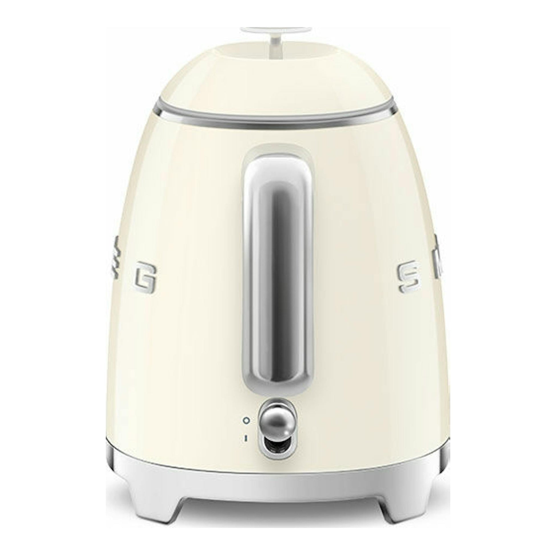 Hervidor mini Smeg KLF05CREU color crema, vista frontal, con base y tirador plateados.