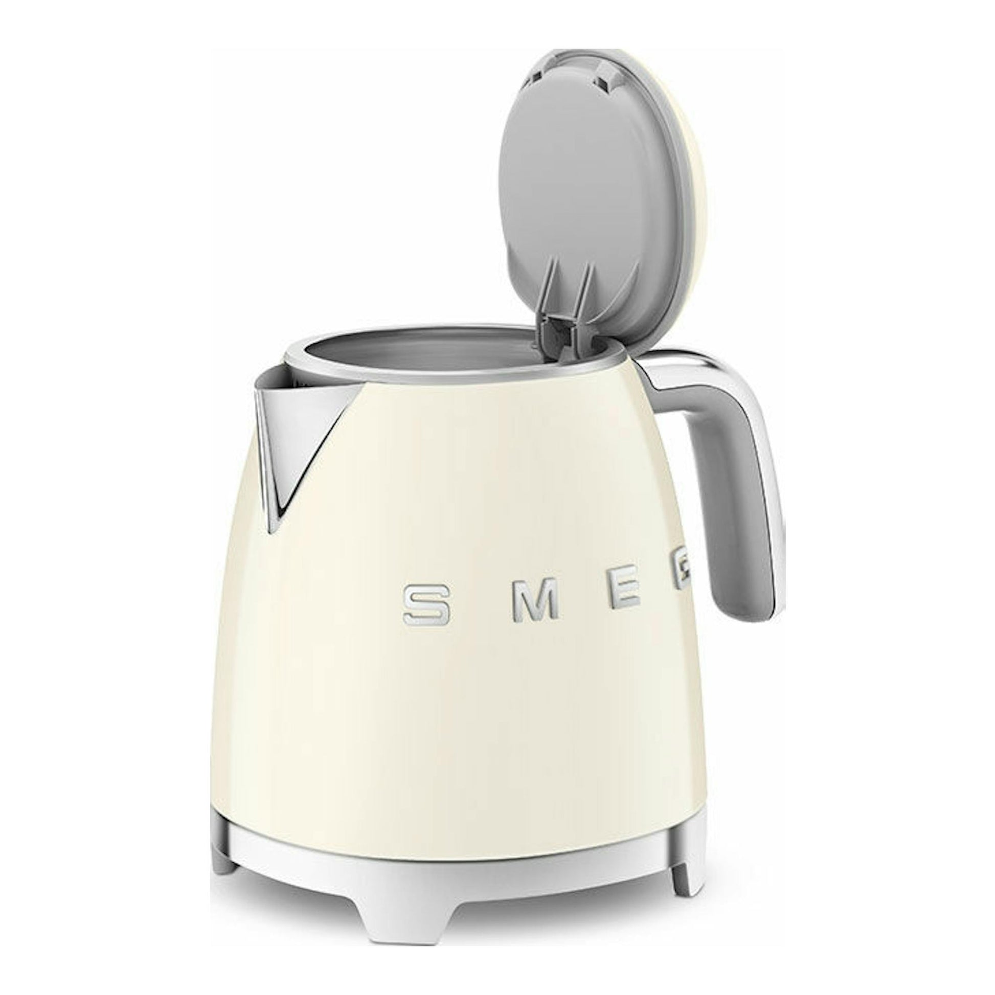 Mini hervidor Smeg KLF05CREU crema, vista frontal, con tapa abierta y detalles cromados.