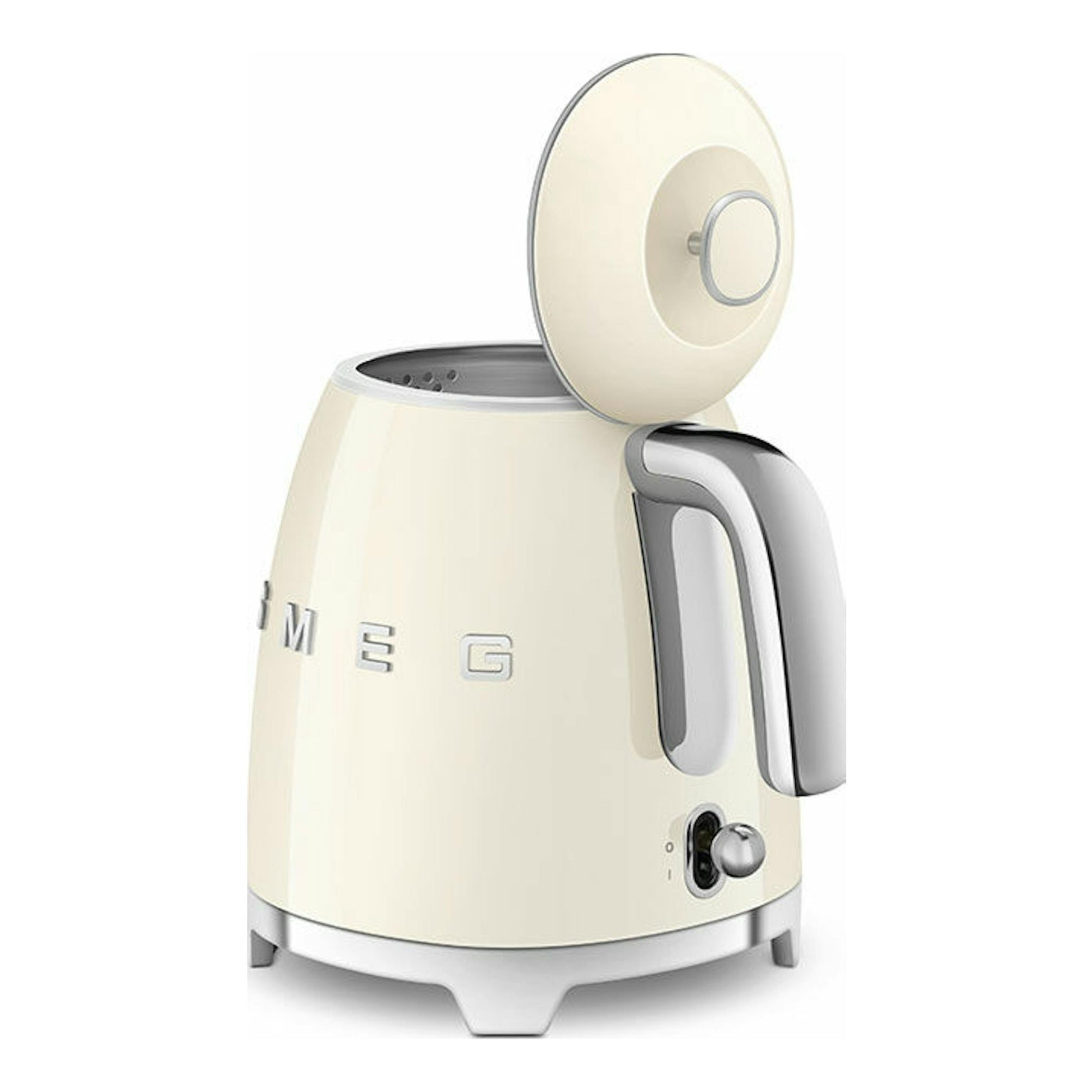 Mini hervidor Smeg KLF05CREU color crema, vista frontal en tres cuartos, con tapa abierta.