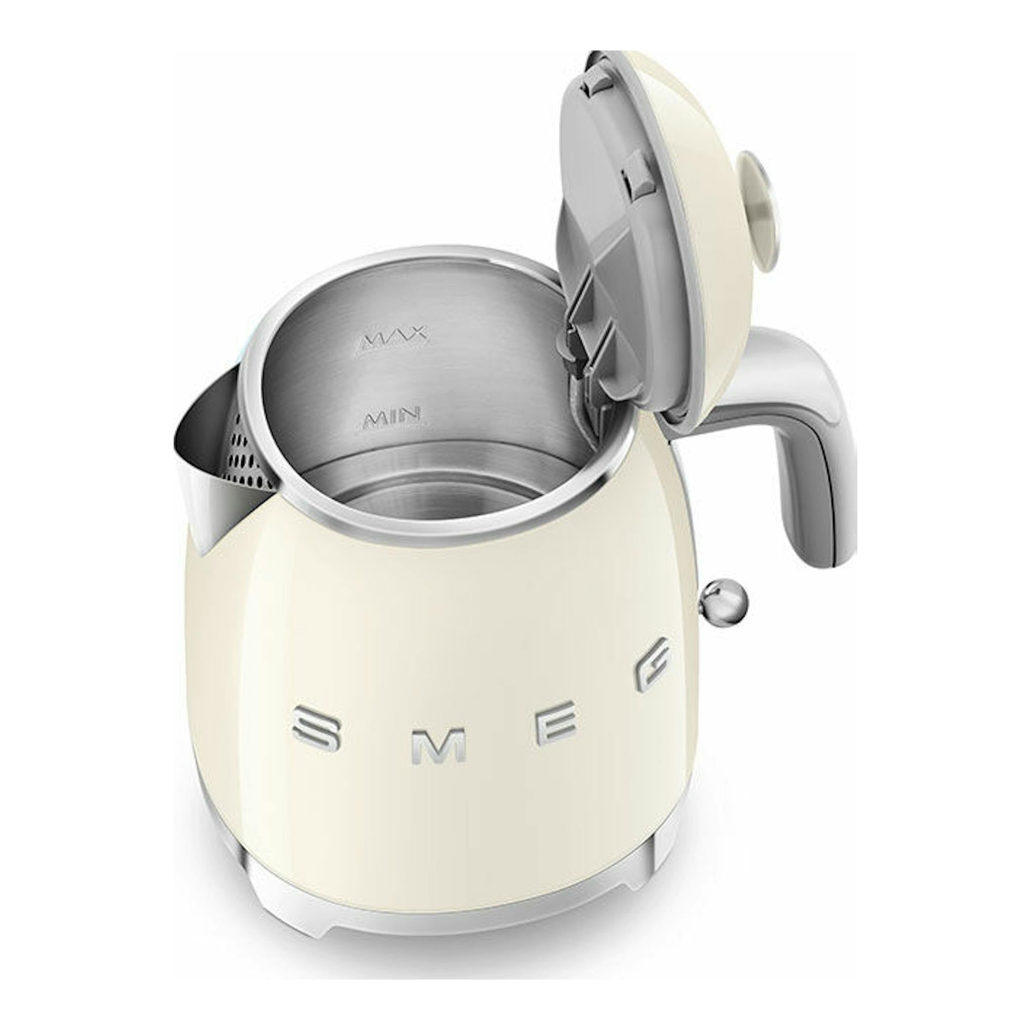 Mini hervidor Smeg KLF05CREU crema, vista tres cuartos, tapa abierta e interior de acero inoxidable.