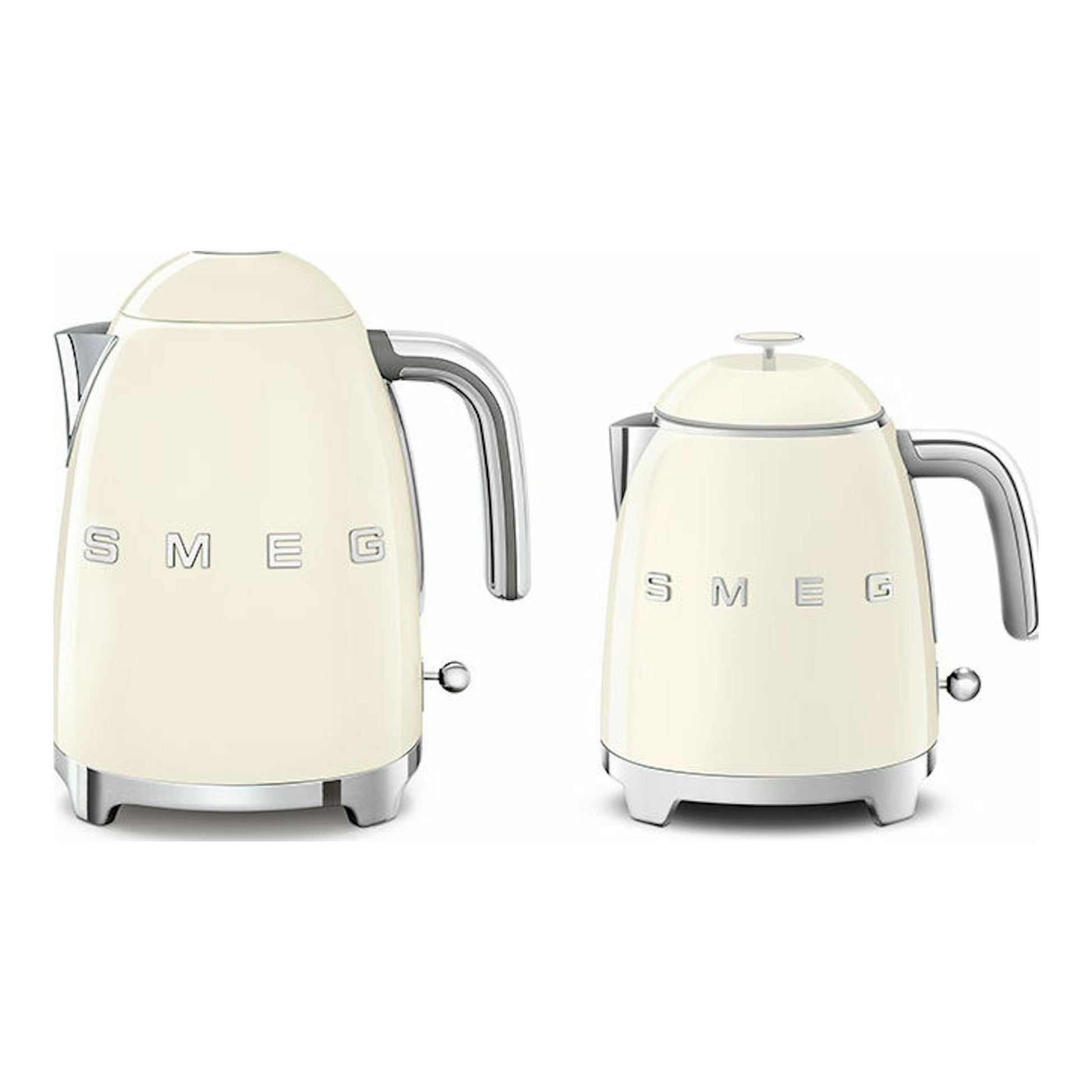 Dos mini hervidores Smeg KLF05CREU color crema, vista frontal sobre fondo blanco, con detalles cromados.