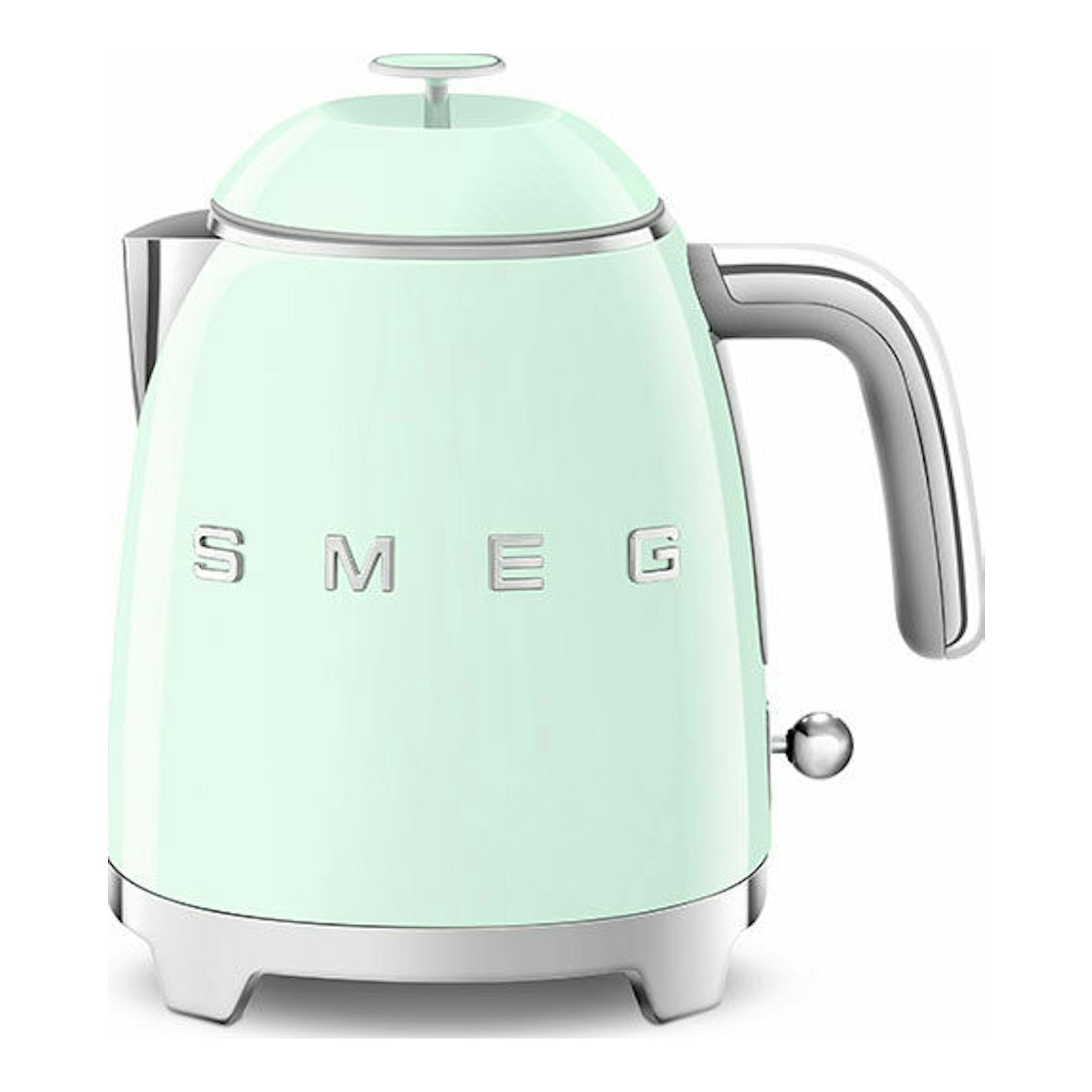 Mini hervidor Smeg KLF05PGEU verde menta, vista frontal, con asa y base plateadas.