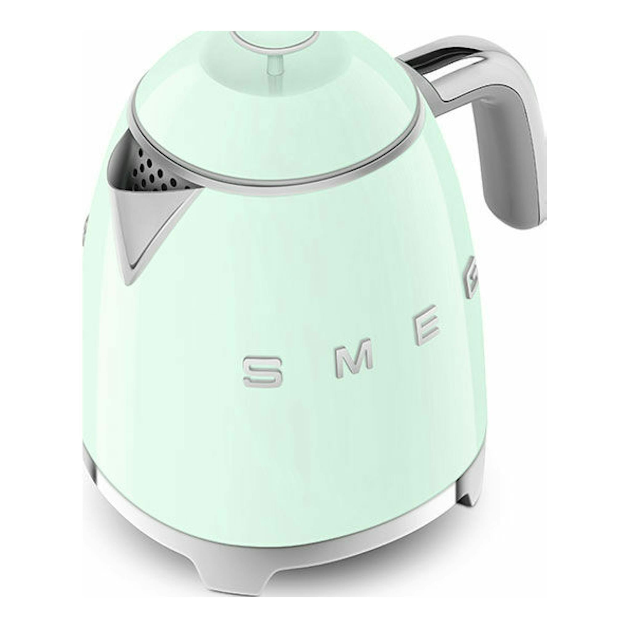 Mini hervidor Smeg KLF05PGEU verde menta, vista en tres cuartos, con asa y base cromadas.