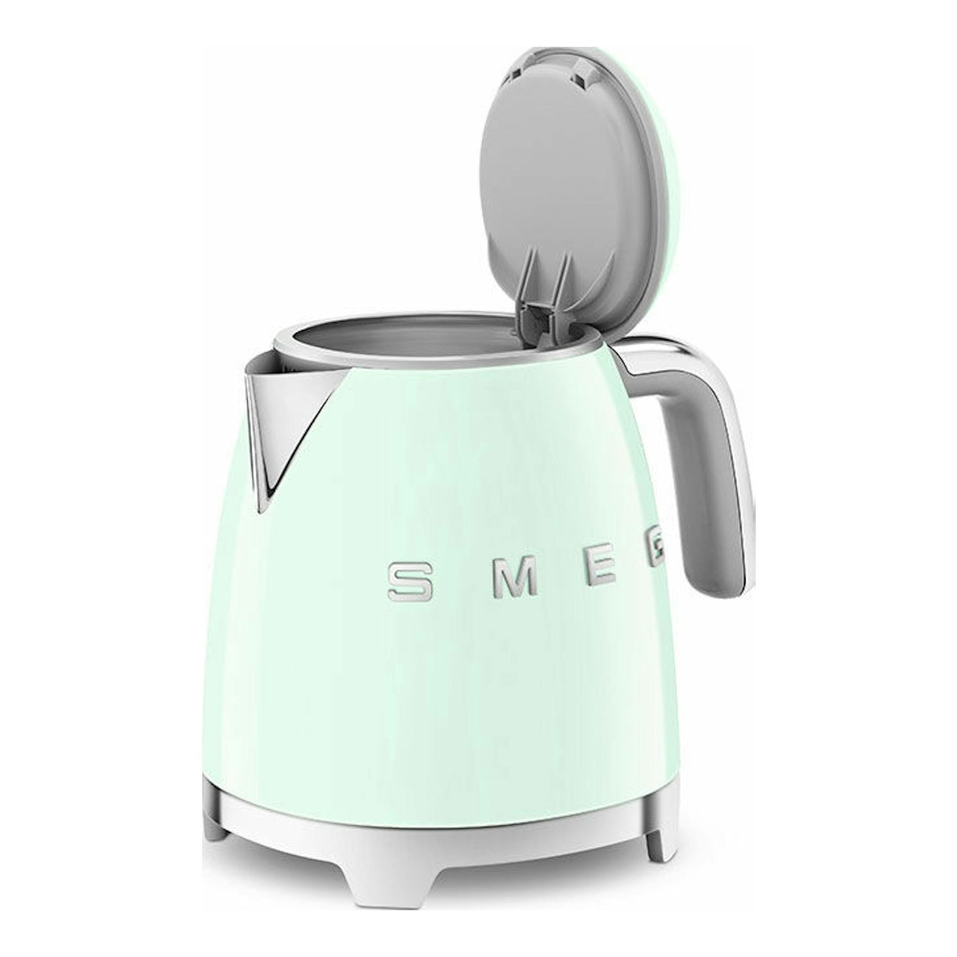 Hervidor mini Smeg KLF05PGEU verde menta, vista frontal con tapa abierta y detalles cromados.