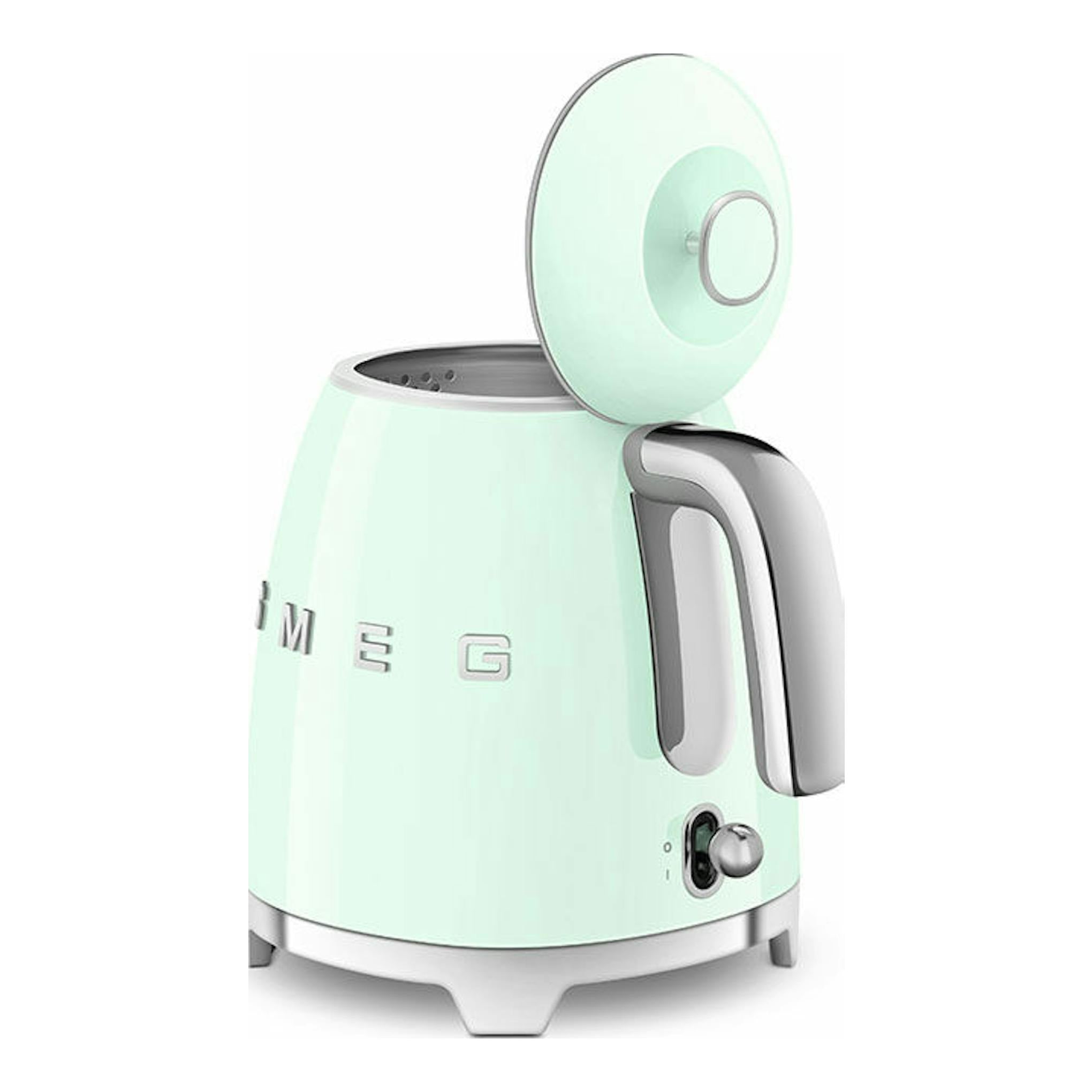 Hervidor mini Smeg KLF05PGEU verde menta, con tapa abierta, vista frontal tres cuartos sobre fondo blanco.