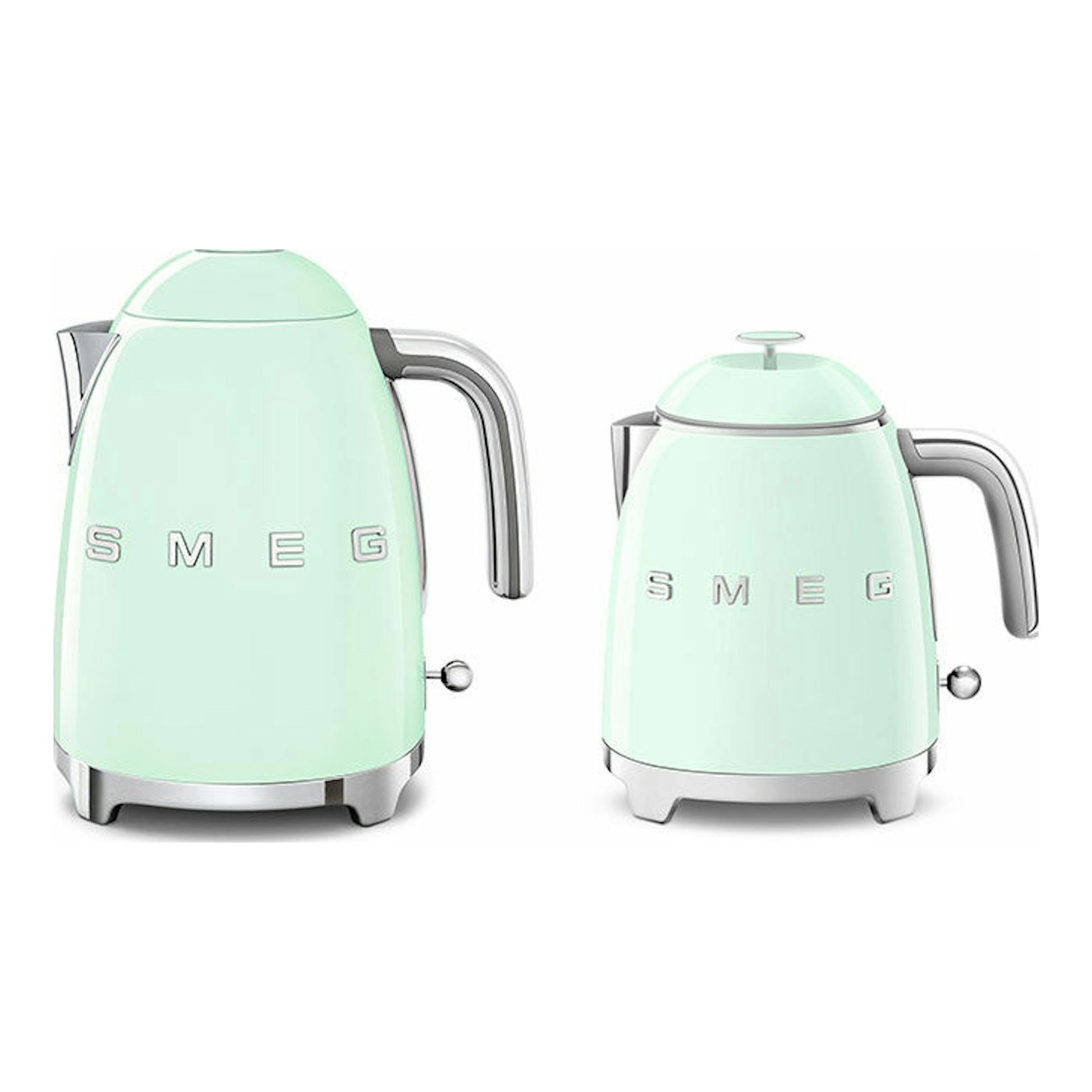 Dos mini hervidores Smeg KLF05PGEU verde menta, vista frontal en fondo blanco, con detalles cromados.
